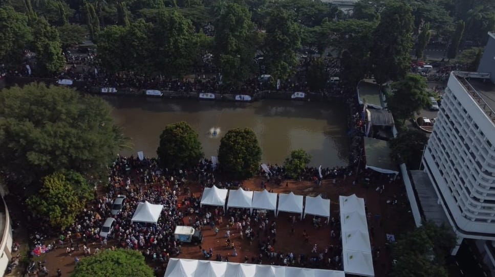 Karang Taruna dan KNPI Kabupaten Bogor, sukses menggelar mancing massal dan kuliner gratis di depan Gedung Kesenian, Minggu (13/4/2025).