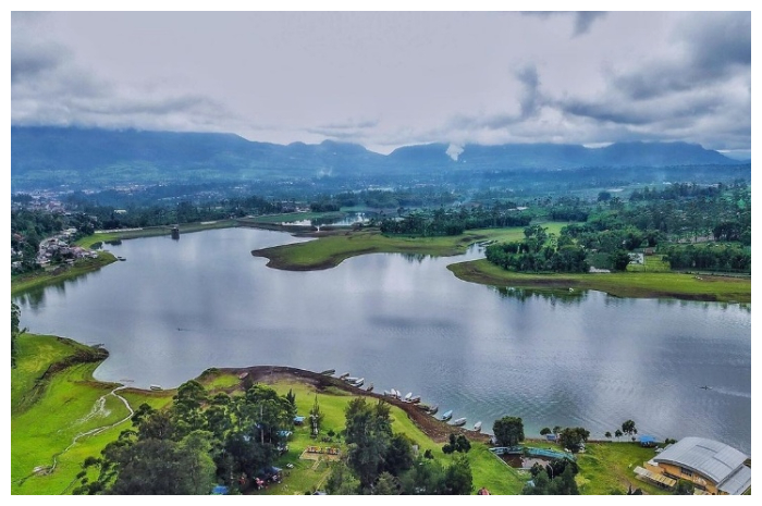 Keindahan alam Situ Cileunca Pangalengan, Bandung, Jawa Barat.