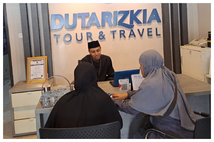Calon jemaah umrah mendaftarkan di Travel Duta Rizkia, Kota Bogor, Senin (14/4/2025).