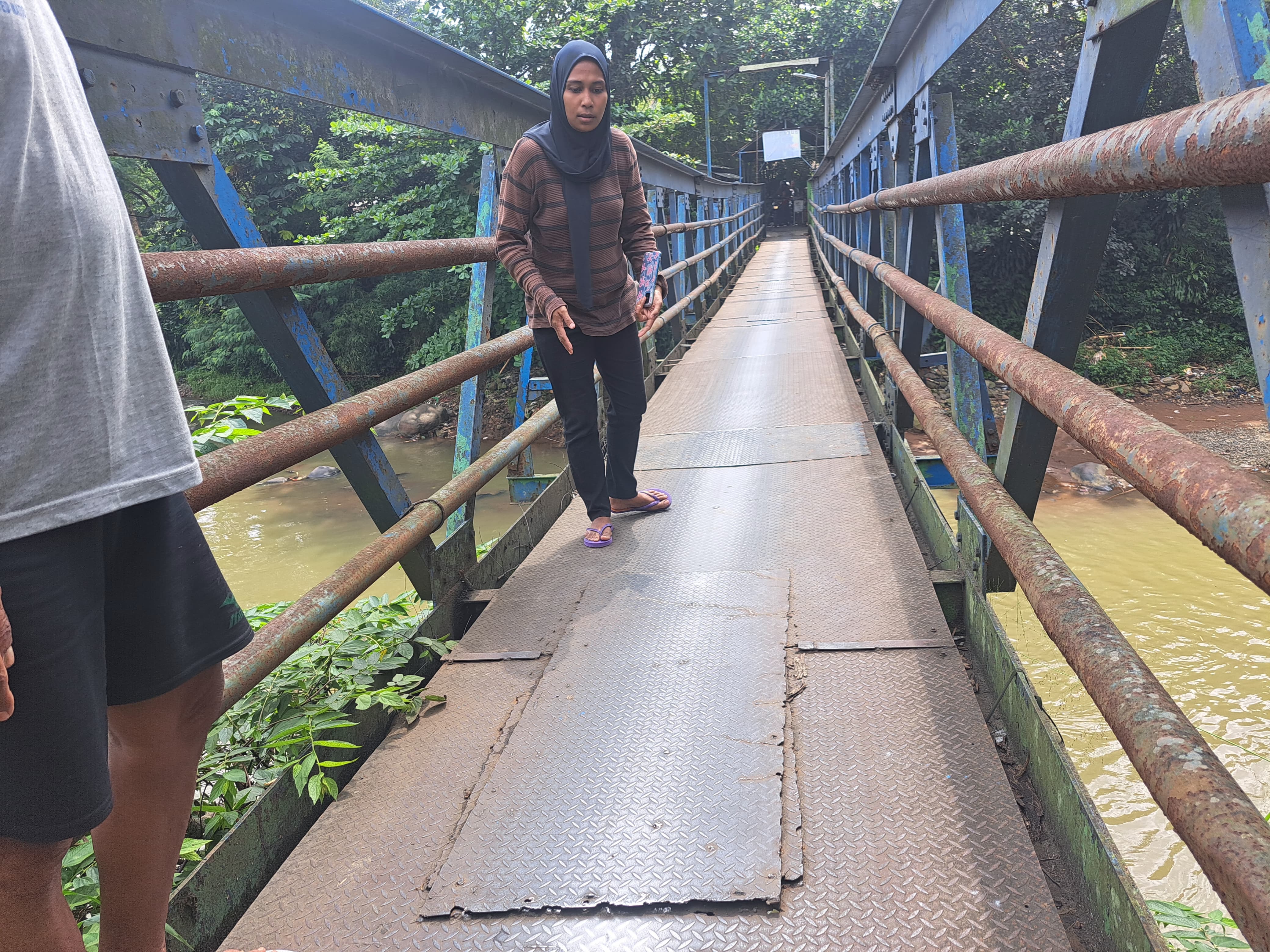 Kondisi jembatan Jalan Kampung Kebon Kalapa yang rusak pasca jadi jalur alternatif Batutulis.