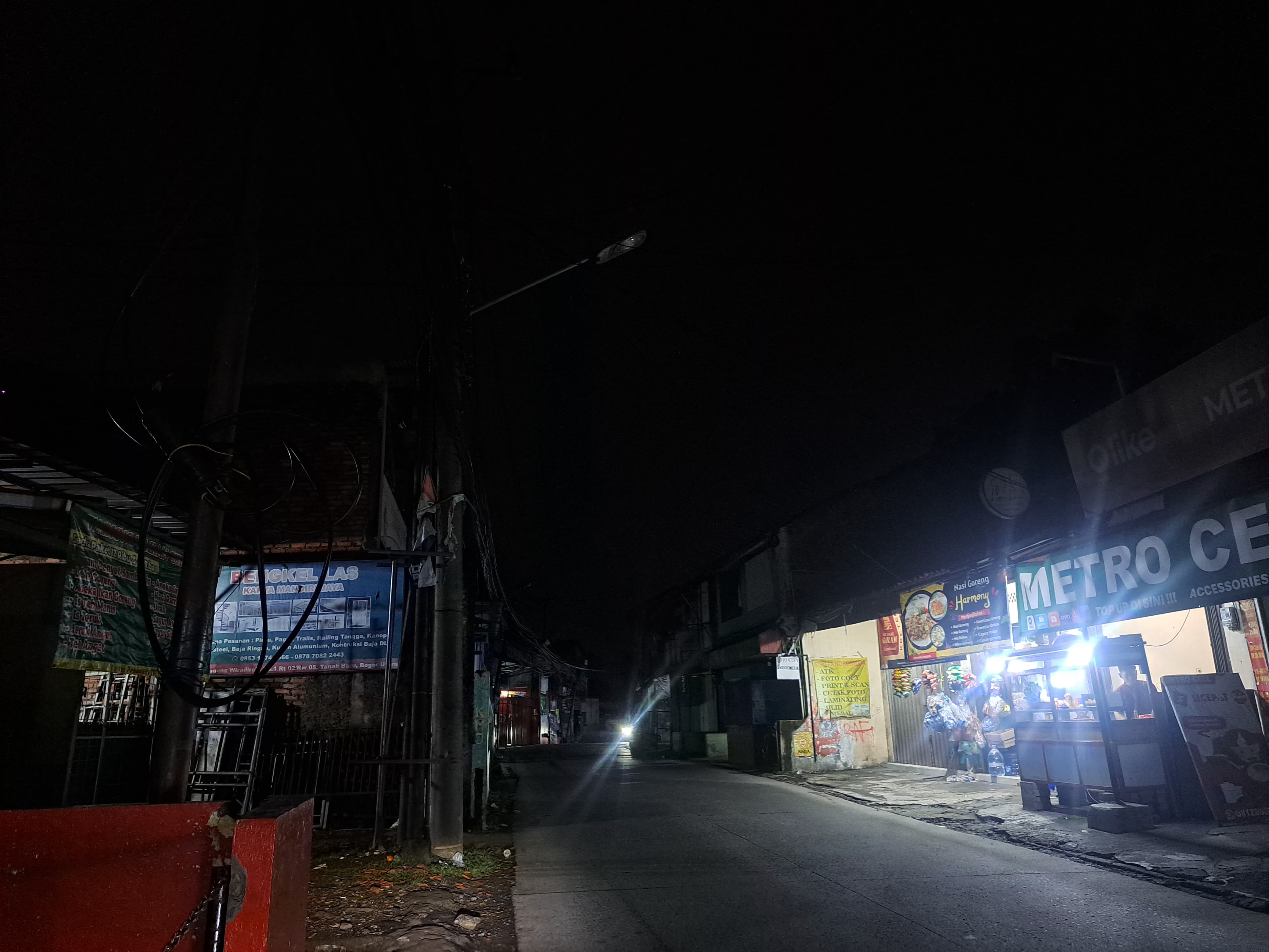 Kondisi Jalan Tumenggung Wiradiredja di Tanah Baru Bogor Utara yang gelap karena PJU di sepanjang jalan ini mati.