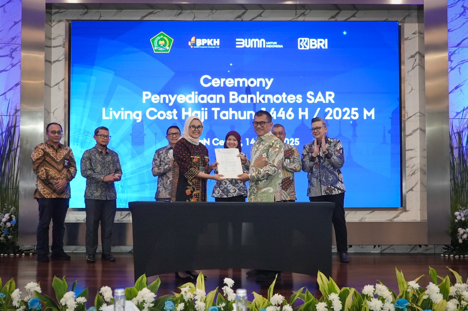 Penandatanganan berita acara serah terima banknotes SAR di Kantor Pusat BRI di Jakarta pada Senin (14/4/2025).