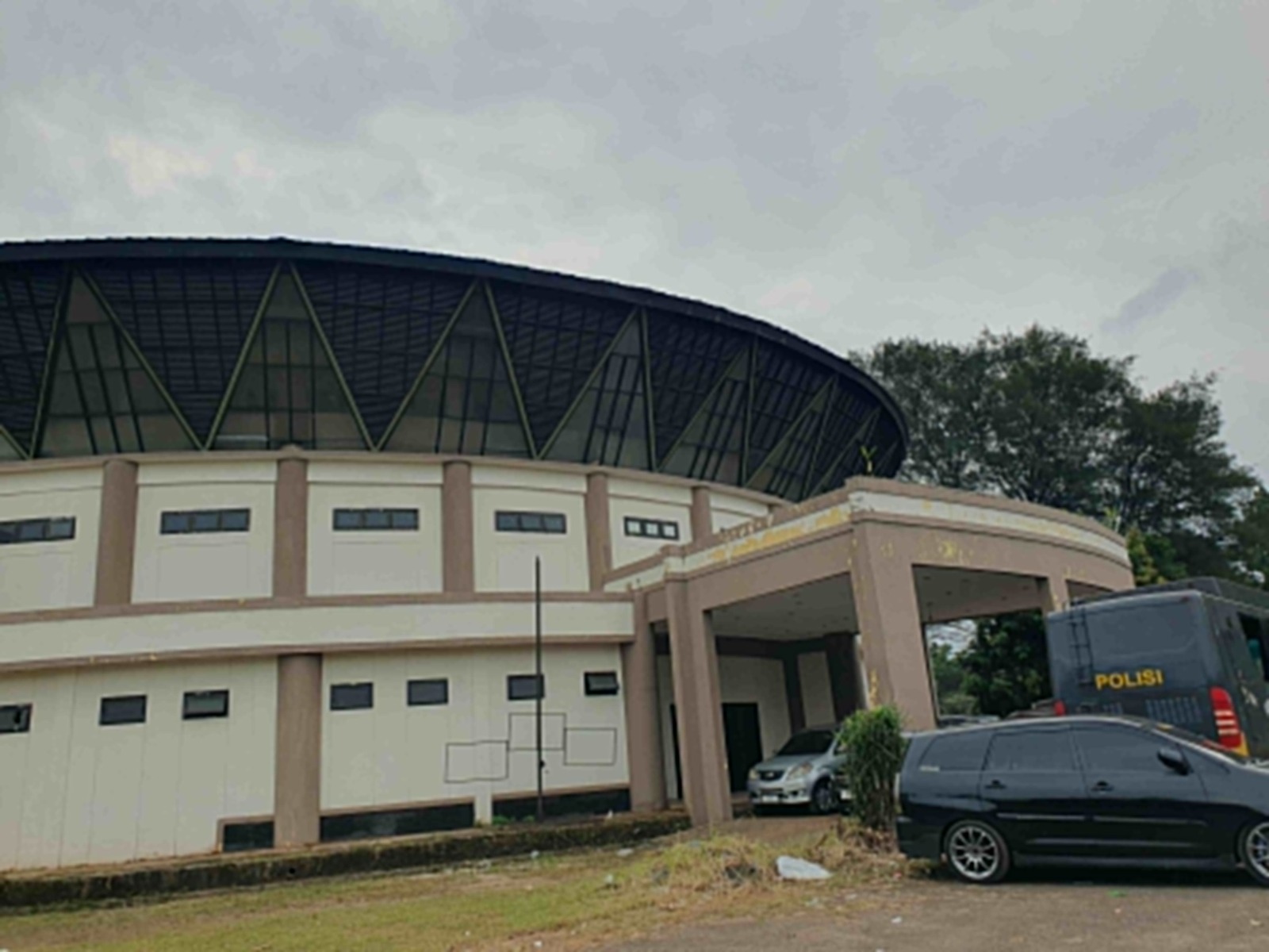 Kondisi Gedung Kesenian Kabupaten Bogor di Jalan Raya Tegar Beriman, Kecamatan Cibinong, Selasa (15/4/2025).