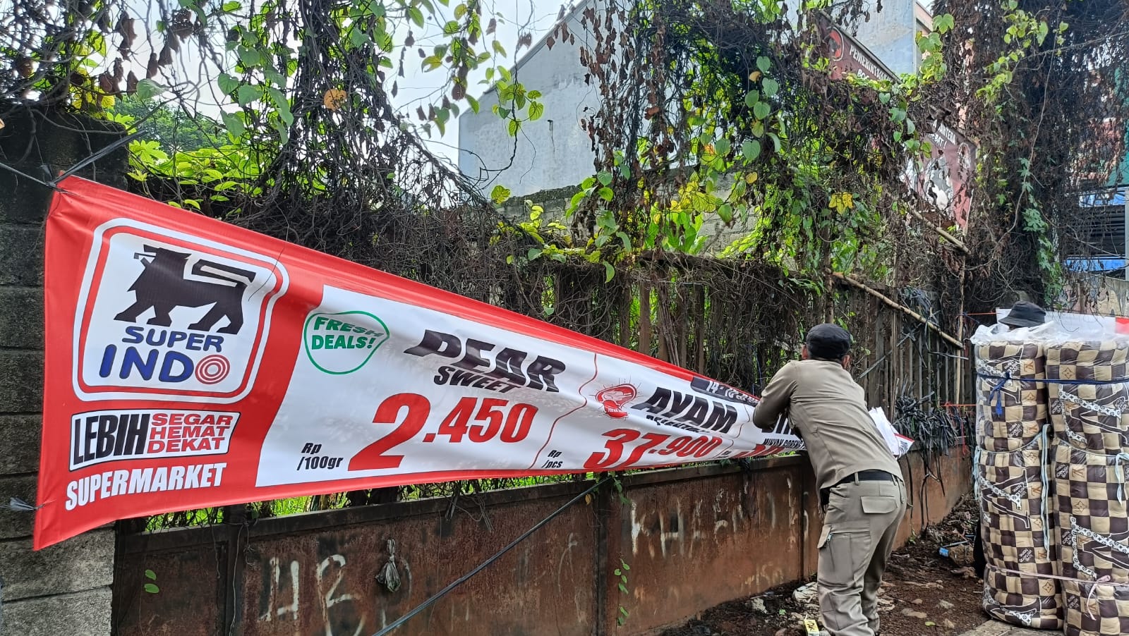 Satpol PP Kecamatan Cileungsi tertibkan sejumlah spanduk tak berizin Cileungsi