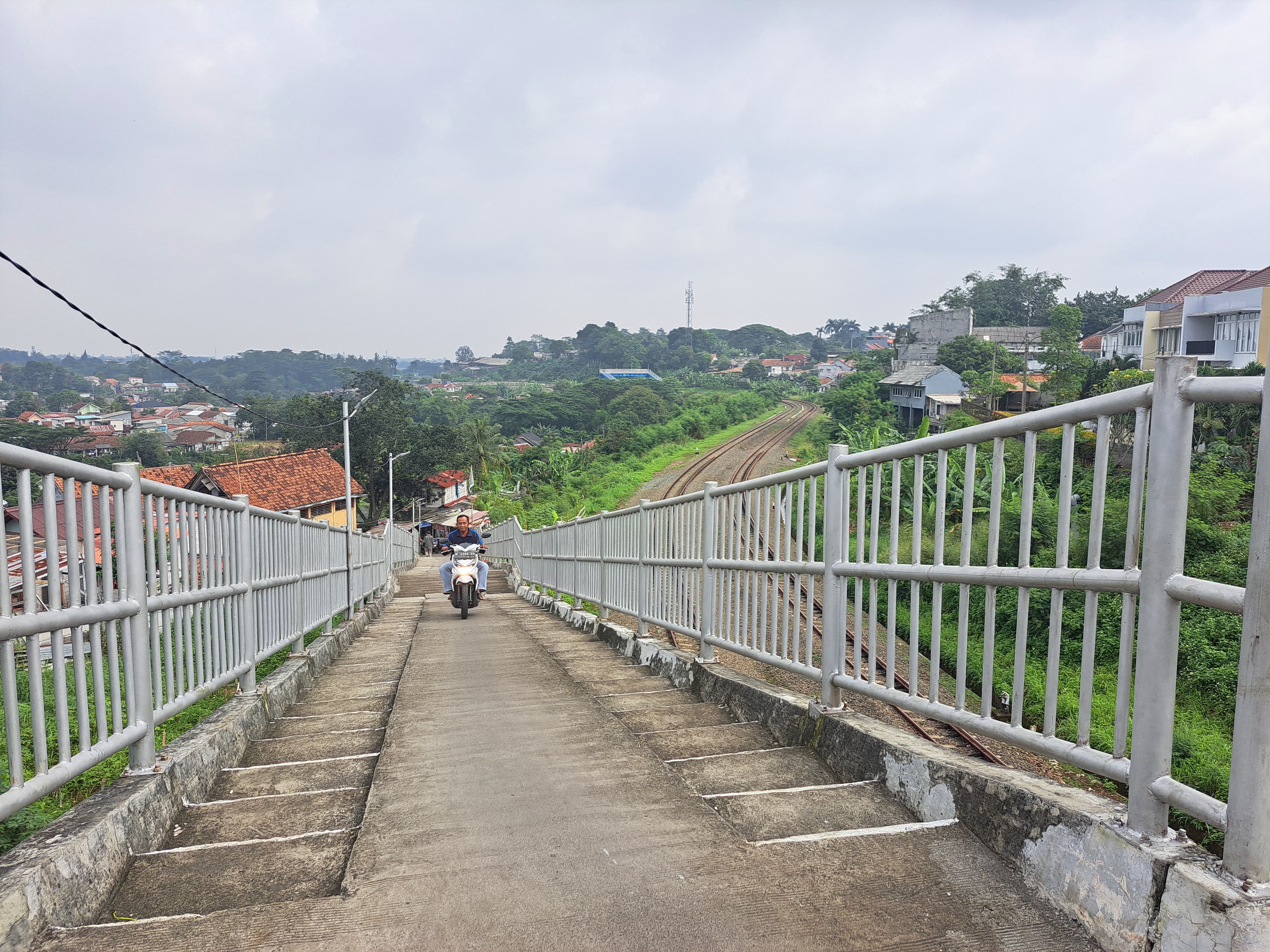 Pengendara motor saat melintas di Jalan Kampung Kebon Kalapa, Batutulis yang menjadi akses alternatif pada Selasa (15/4/2025).