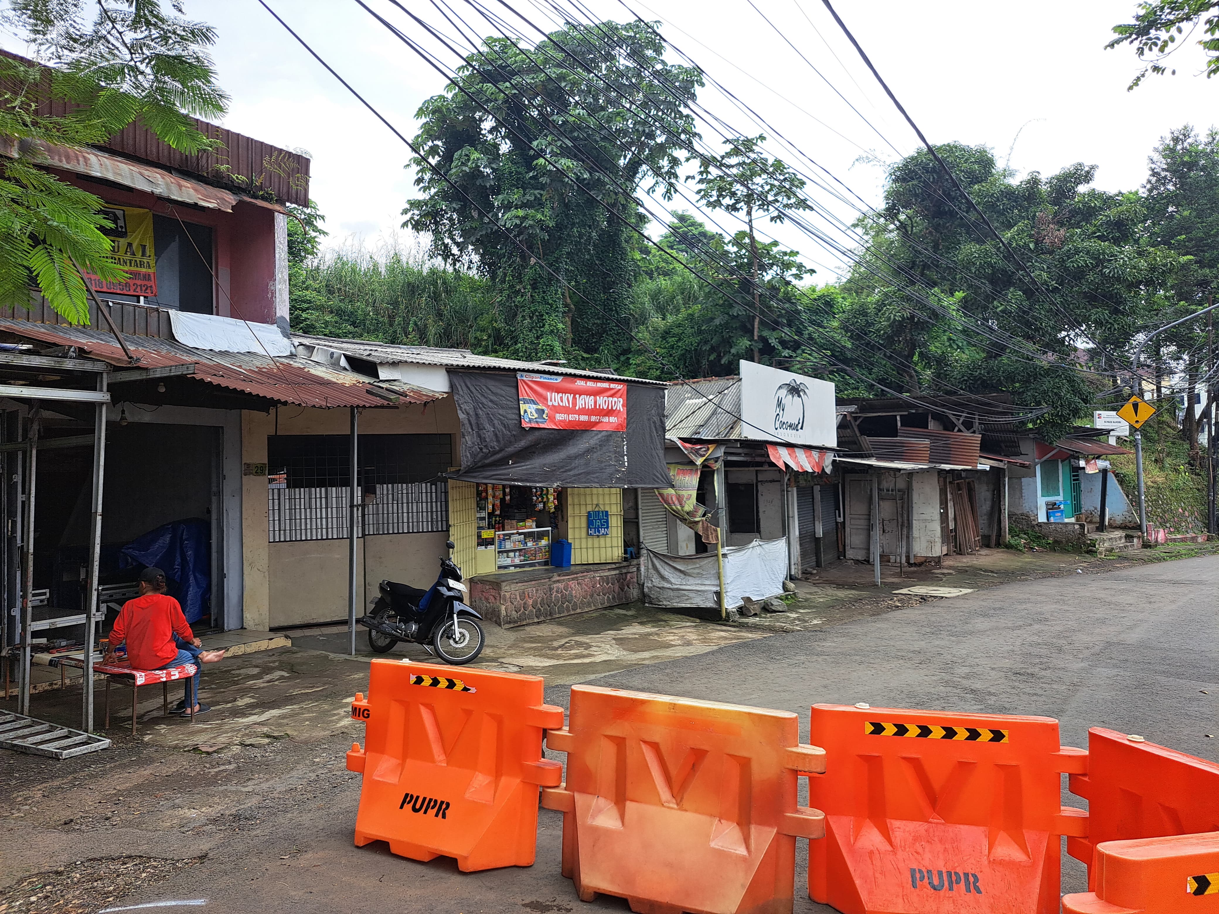 Penutupan Jalan Saleh Danasasmita, Kelurahan Batutulis, Kecamatan Bogor Selatan, Kota Bogor, sangat dirasakan dampaknya oleh para pengusaha di sekitarnya.