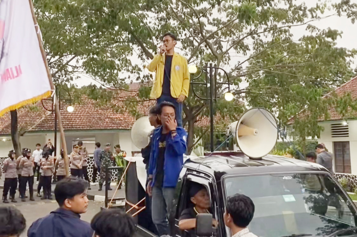 Presiden Unbin Muhammad Azrin (almamater kuning) saat sedang orasi menyoroti wajah Kota Bogor yang masih semrawut.