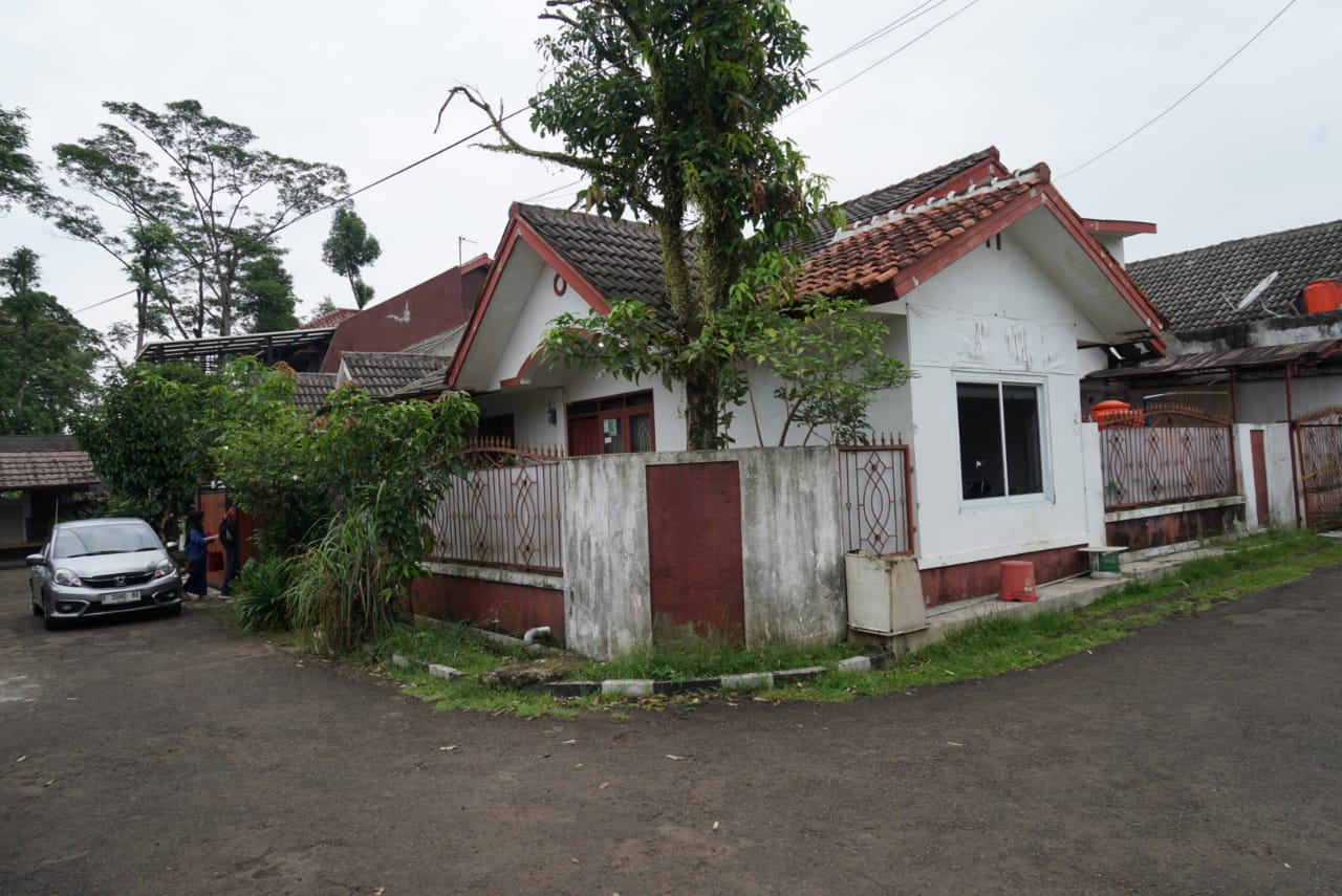 Kondisi rumah di Perumahan Griya Melati 1, Bubulak, Kecamatan Bogor Barat, Kota Bogor, yang sebelumnya digerebek polisi karena menjadi pusat aktivitas illegal pencetakan uang palsu.
