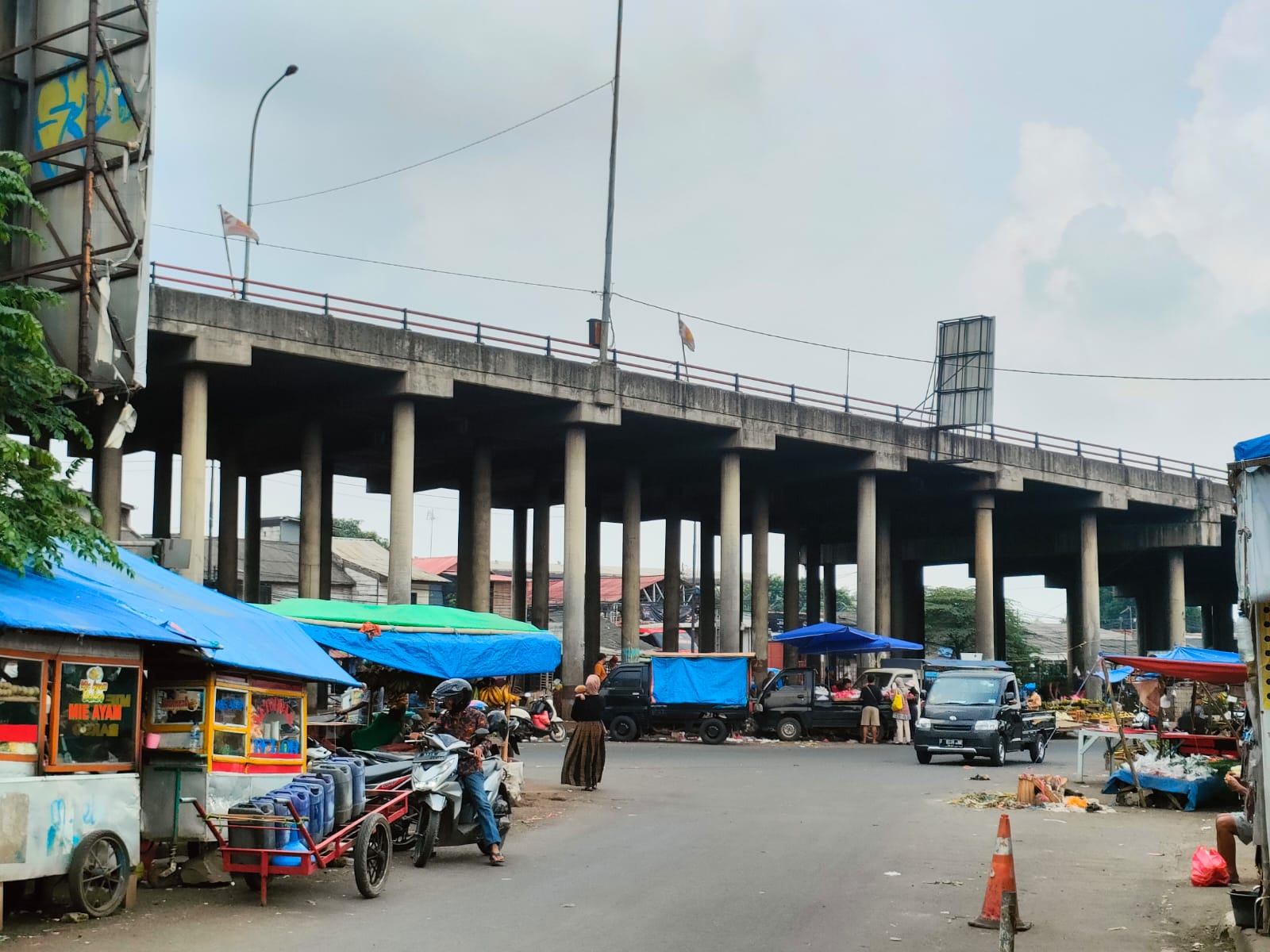 Lapak PKL kembali padati kolong Flyover Cileungsi Bogor.