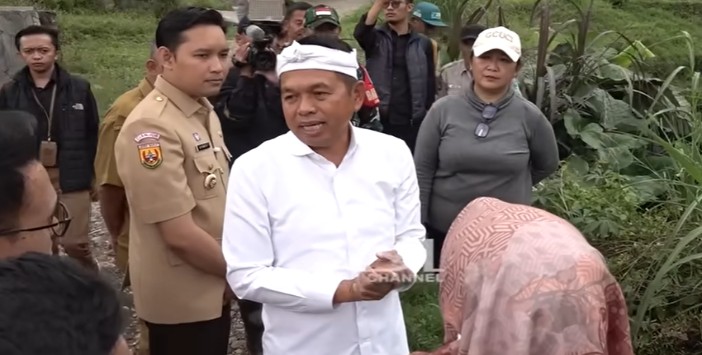 Gubernur Jawa Barat Dedi Mulyadi saat mengunjungi perumahan di Cianjur
