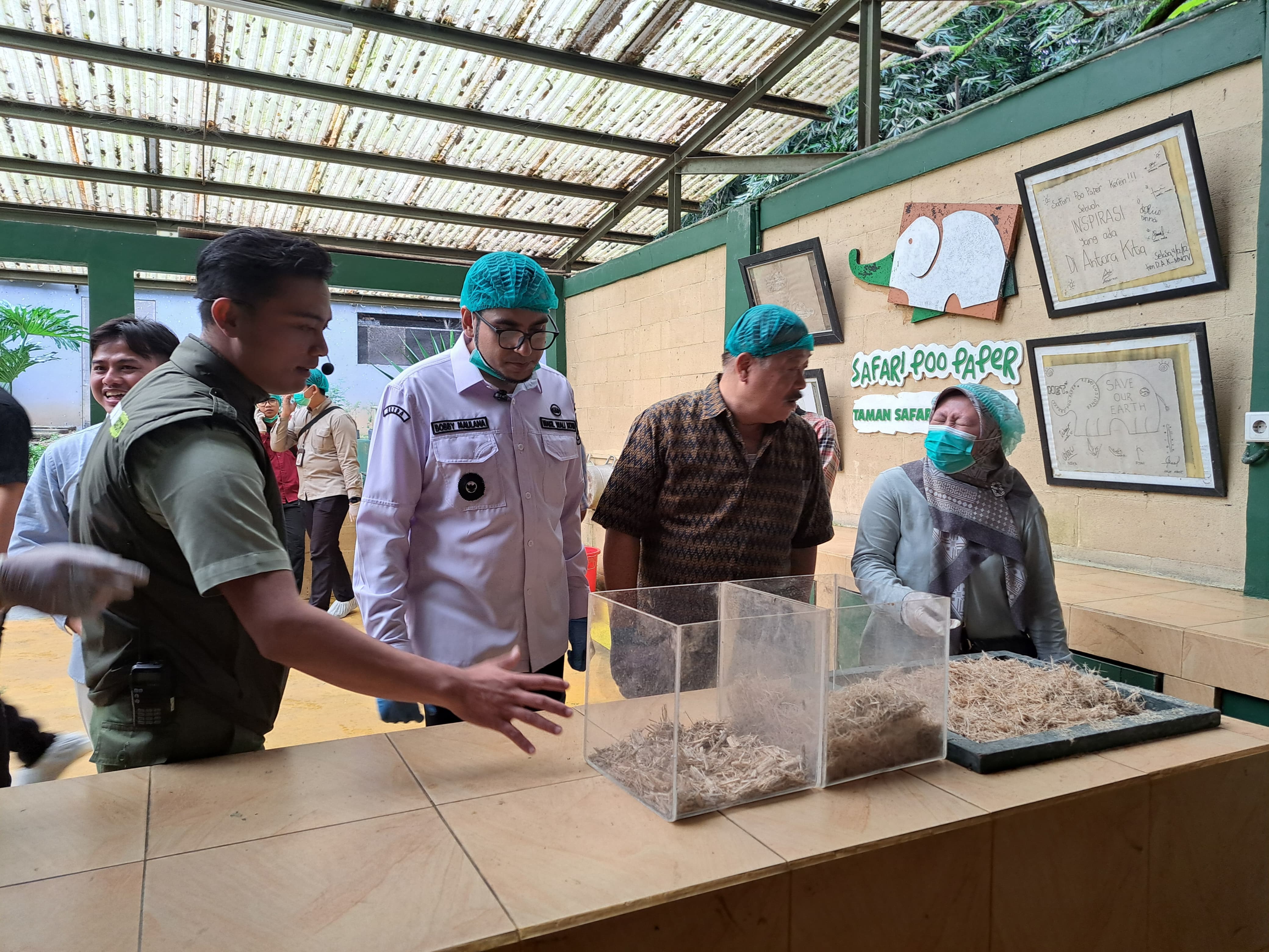 Wakil Wali Kota Sukabumi beserta jajaran saat melakukan kunjungan kerja ke sasilitas Integrated Waste Management (IWM) dan Poo Paper milik Taman Safari Bogor.