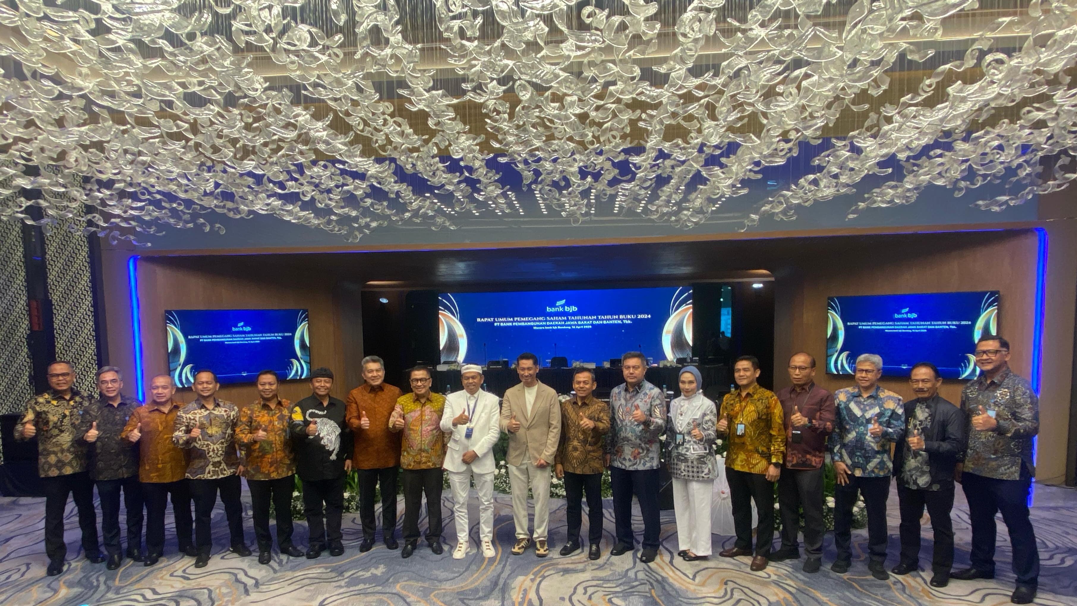 Gubernur Jabar Dedi Mulyadi foto bersama direksi Bank BJB usai RUPST Tahun Buku 2024 pada Rabu (16/4/2025).