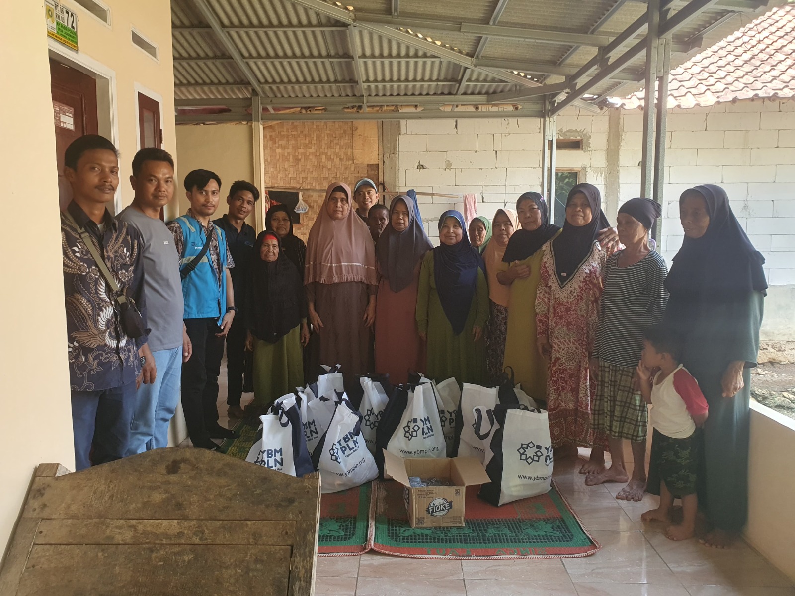 Yayasan Baitul Maal (YBM) PLN UP3 Gunung Putri, Kabupaten Bogor, kembali menyalurkan bantuan social kepada masyarakat.