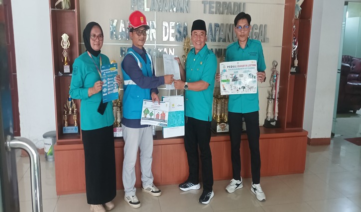 Petugas PLN UP3 Gunung Putri, saat melakukan sosialisasi mengenai penggunaan listrik yang aman kepada masyarakat Klapanunggal, Kabupaten Bogor.