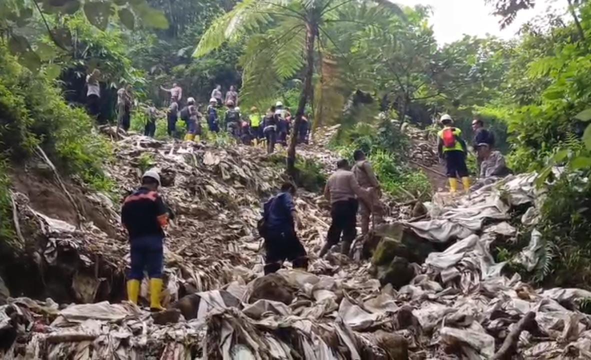Petugas PT Antam UBPE Pongkor, bersama pihak terkait menutup sejumlah lubang tambang ilegal di Blok Pasir Jawa, Desa Bantarkaret, Kecamatan Nanggung, Kabupaten Bogor.