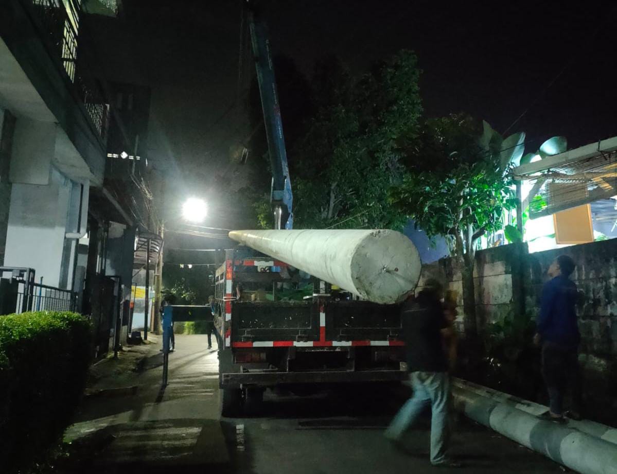 Tiga tiang listrik di Jalan Cipinang Gading, Kelurahan Rangga Mekar, Kecamatan Bogor Selatan, Kota Bogor, dicabut untuk mengatasi kemacetan.