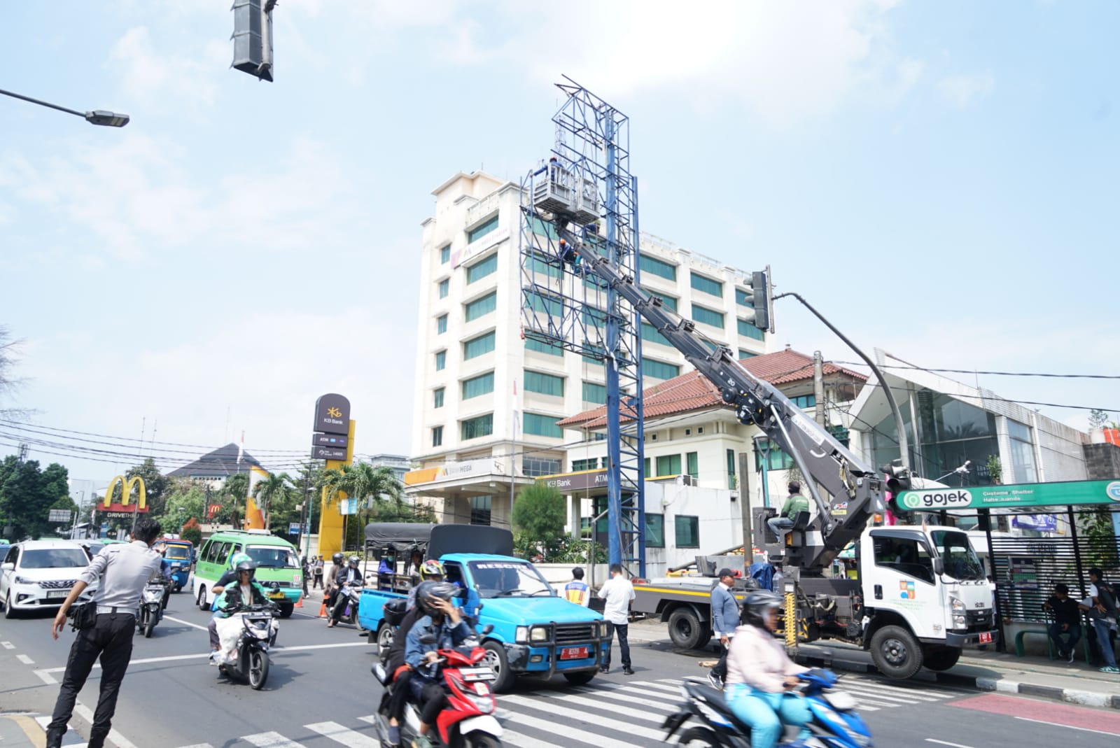 Sejumlah petugas dengan menggunakan  alat berat melakukan pembongkaran sejumlah reklame di jl Djuanda Kota Bogor,  Selasa (16/4/2025).