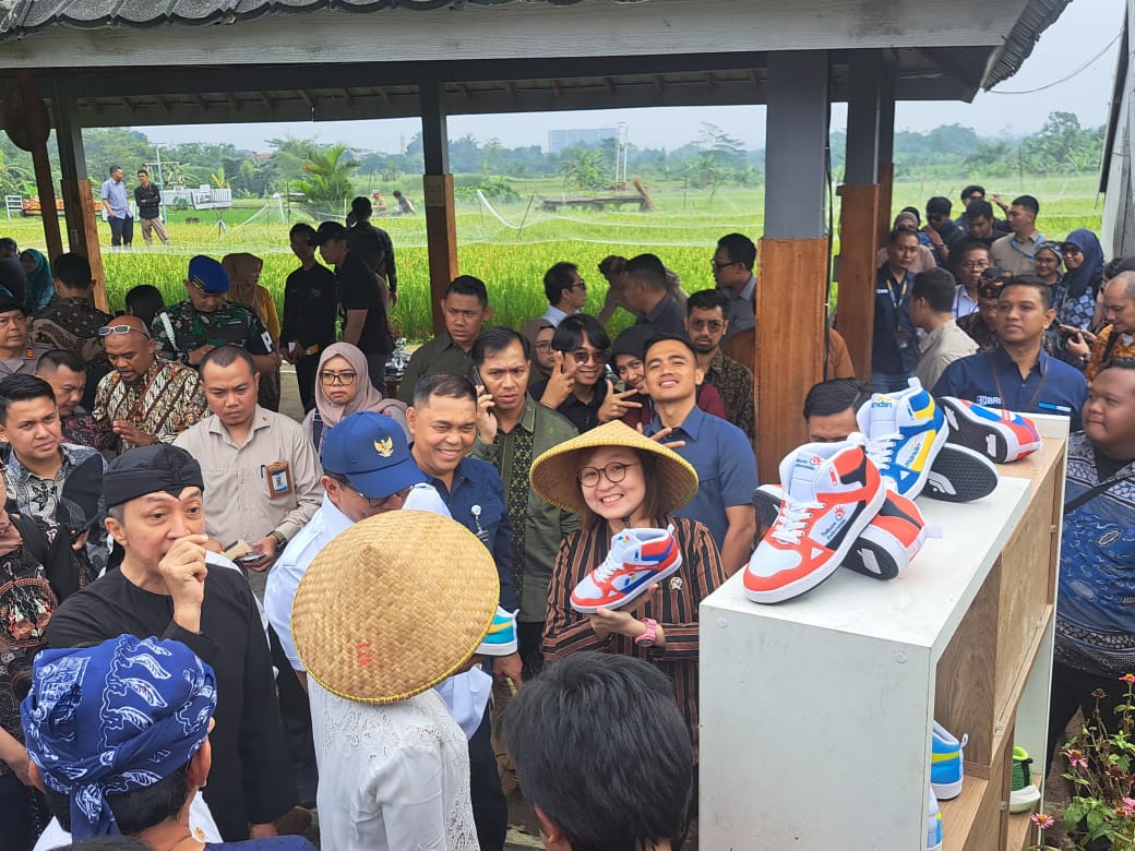 Sepatu Bogor Sneakers yang dipajang pada momen Panen Raya di Kelurahan Mulyaharja, Kecamatan Bogor Selatan, Kota Bogor, Kamis (17/4/2025) membuat Wamen Ekraf RI, Irene Umar.