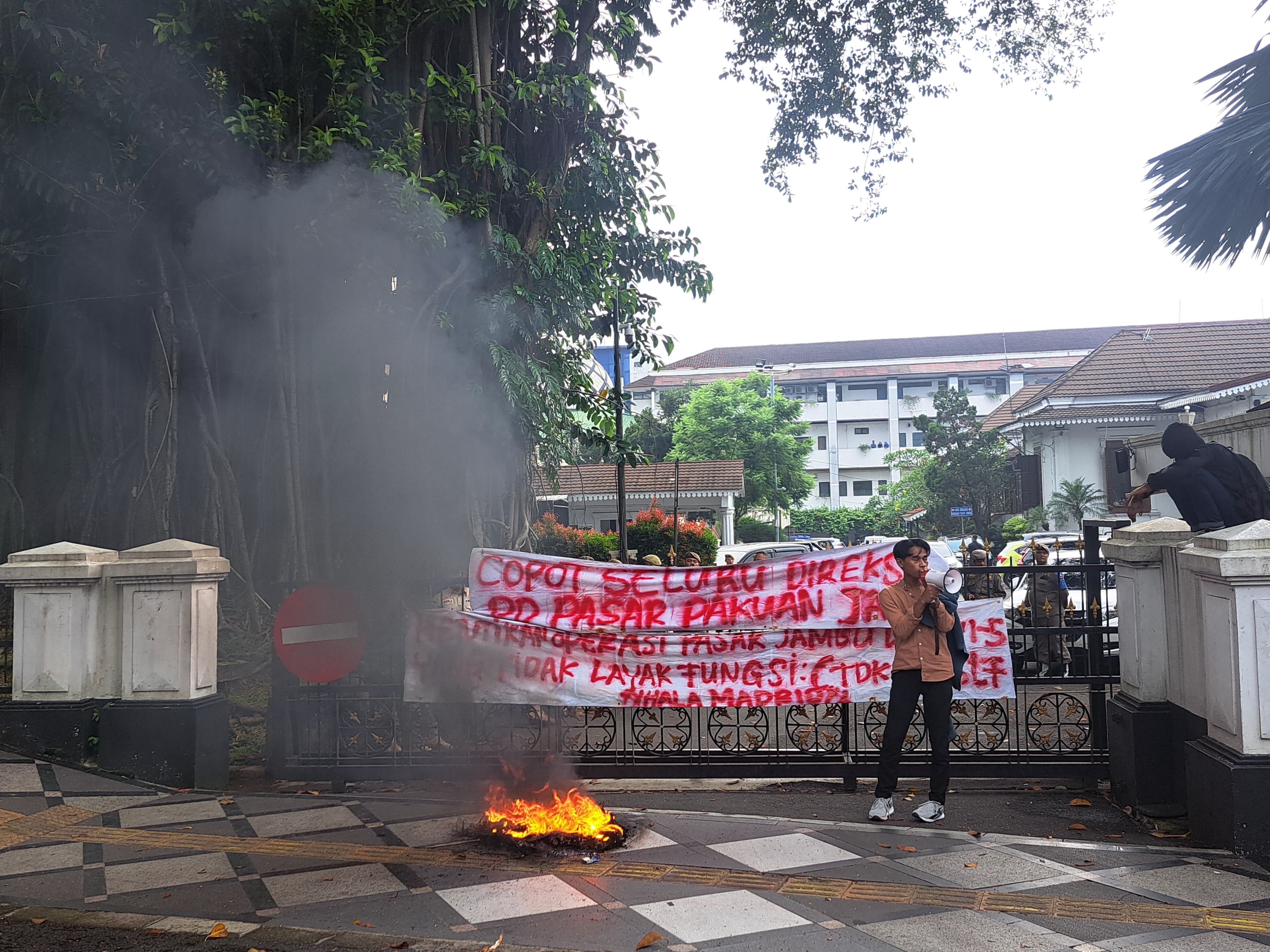 AMBB menggelar aksi demontrasi dan bakar ban di depan Balai Kota Bogor, pada Kamis (17/4/2025).