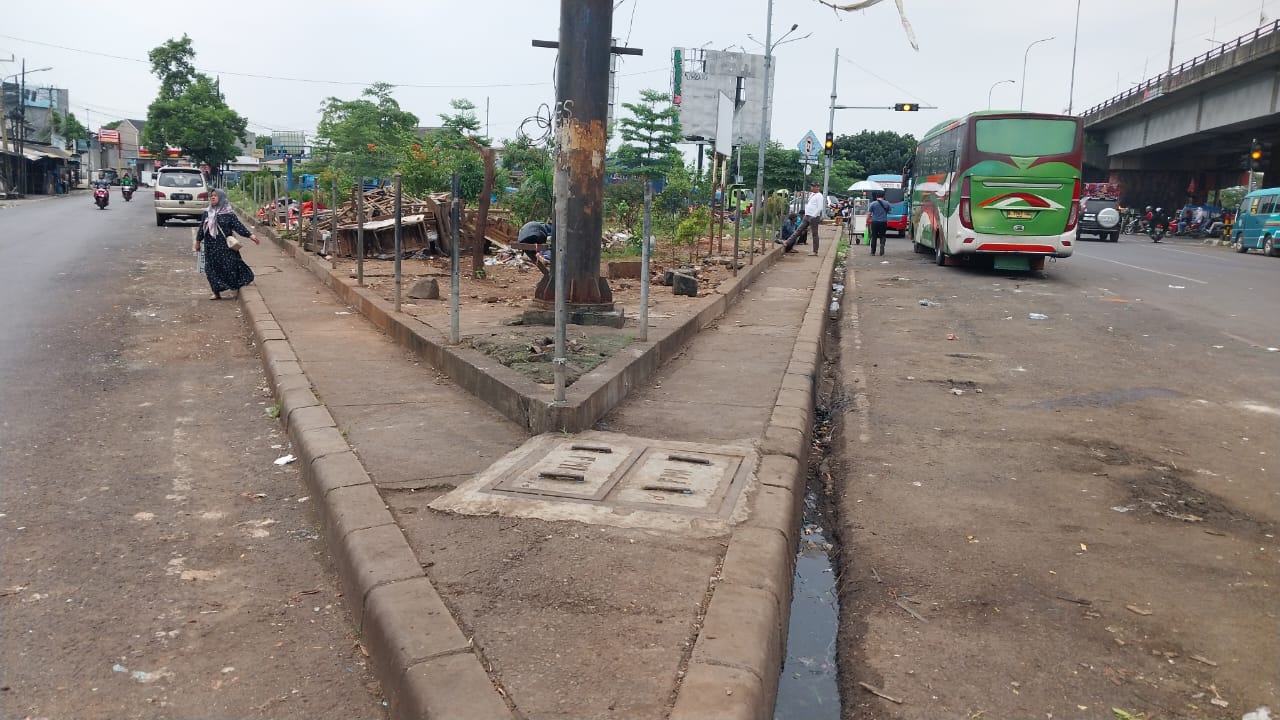 Kondisi jalan dekat Flyover Cileungsi, Kecamatan Cileungsi, Kabupaten Bogor, yang kerab dijadikan tempat lapak PKL.