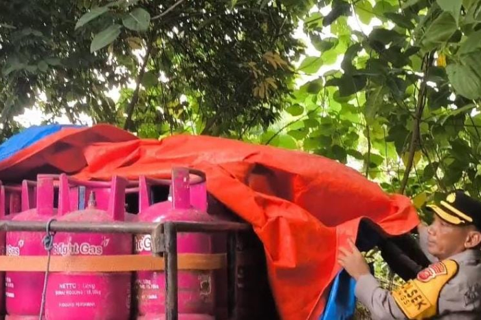 Kapolsek Cileungsi, Kompol Edison memperlihatkan bukti gas oplosan.