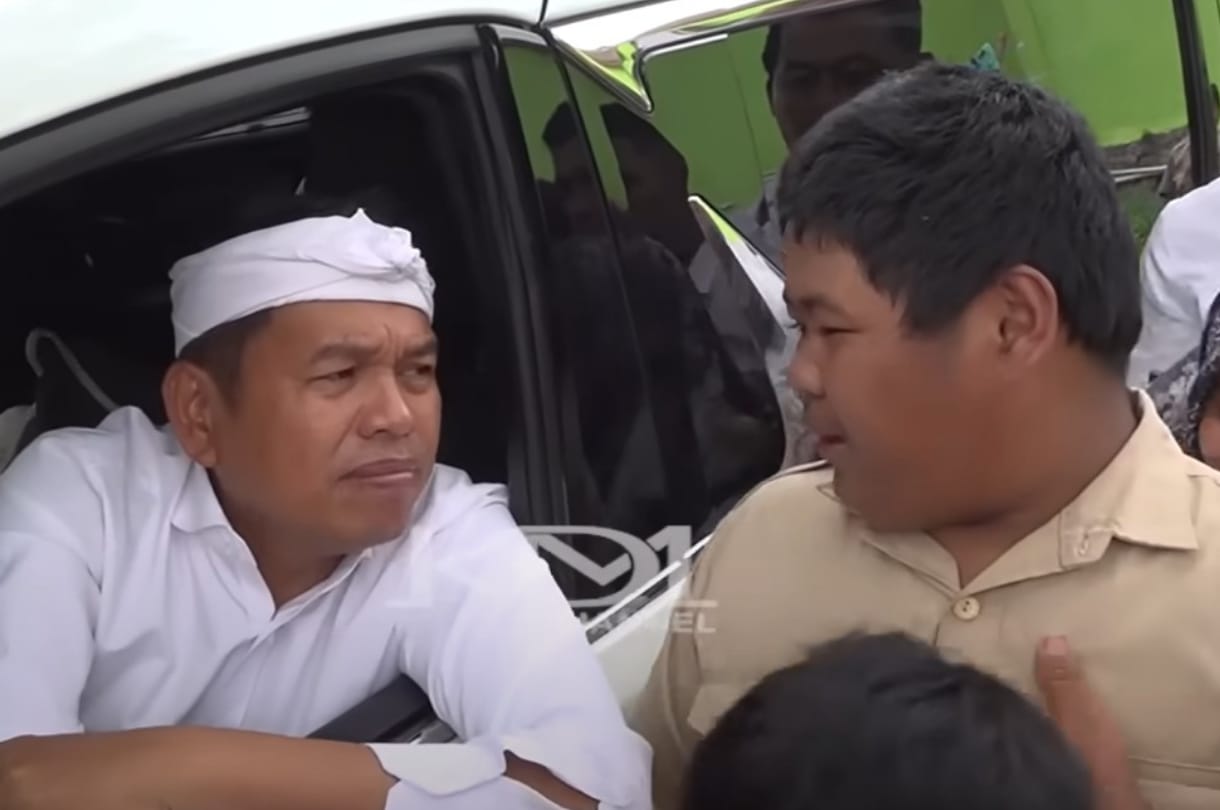 Gubernur Jawa Barat Dedi Mulyadi berbincang dengan pelajar SMP.&nbsp;