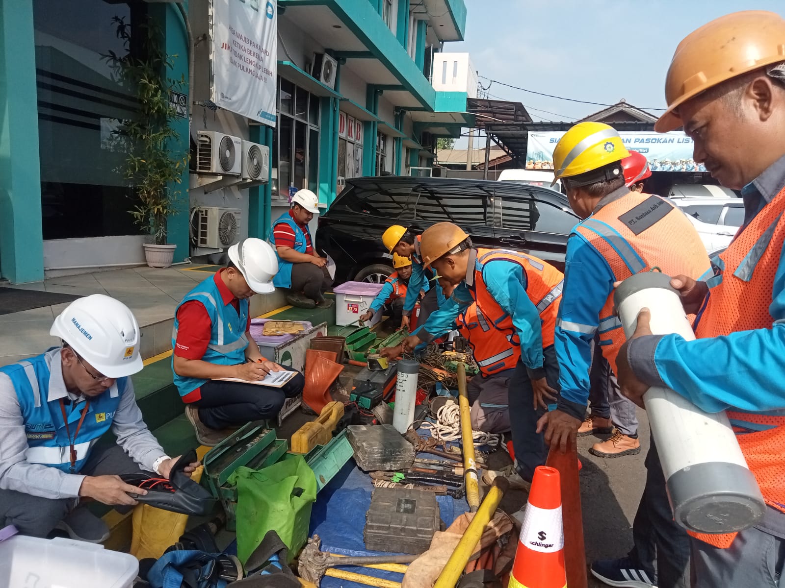 Petugas PLN Gunung Putri, Kabupaten Bogor, cek peralatan sebelum turun ke lapangan.