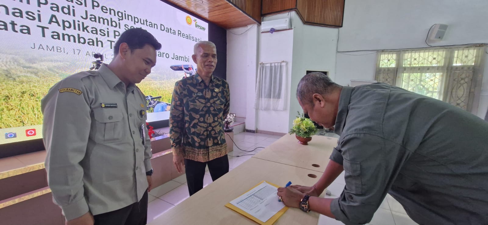 Polbangtan Bogor, selaku penanggung jawab swasembada pangan Kabupaten Muaro Jambi, menyelenggarakan Koordinasi Aplikasi Pelaporan e-Pusluh dan Data Tambah Tanam Kabupaten Muaro Jambi, Kamis (17/4).