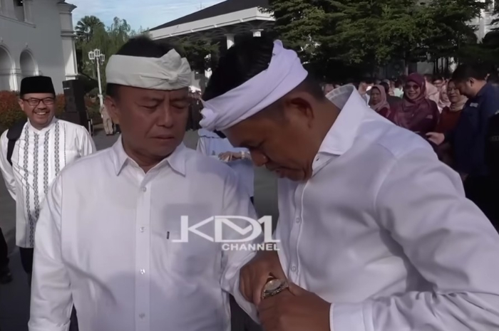 Gubernur Jawa Barat, Dedi Mulyadi memeriksa jam tangan Sekda Jabar.