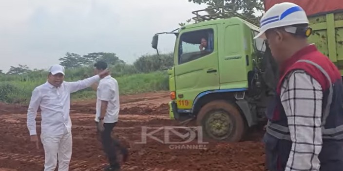 Gubernur Jawa Barat Dedi Mulyadi mendatangi perusahaan tambang karena mengotori Jalan Kalijati