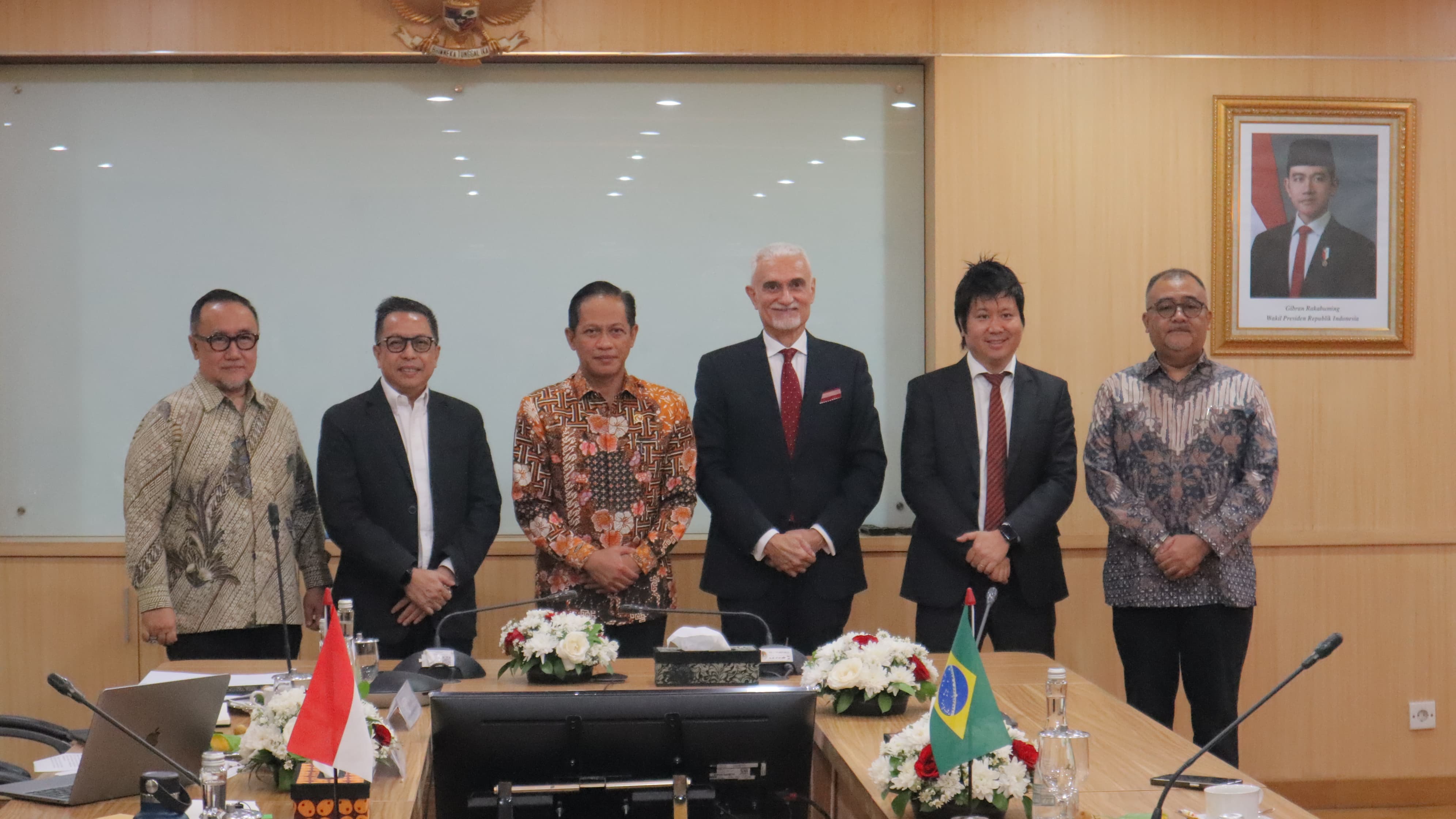Menteri LH Hanif Faisol bersama Dubes Brazil usai pertemuan.