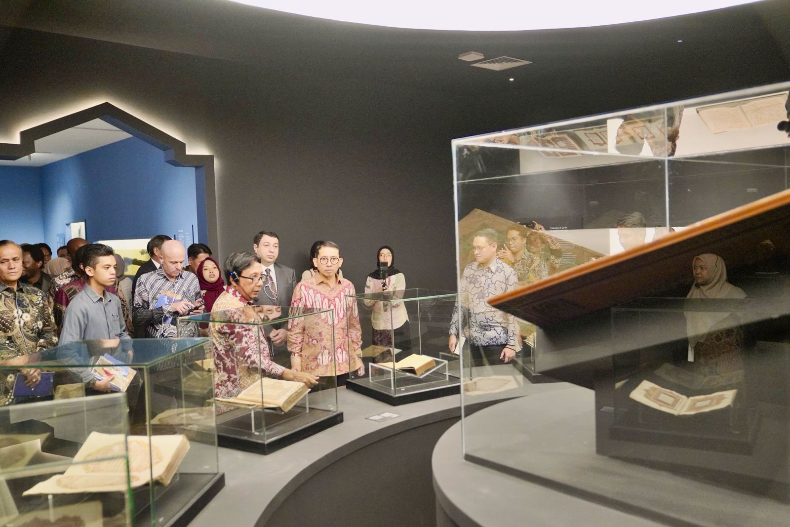 Menteri Kebudayaan Fadli Zon saat membuka pameran MISYKAT di Museum Nasional Jakarta Kamis (17/4/2025).
