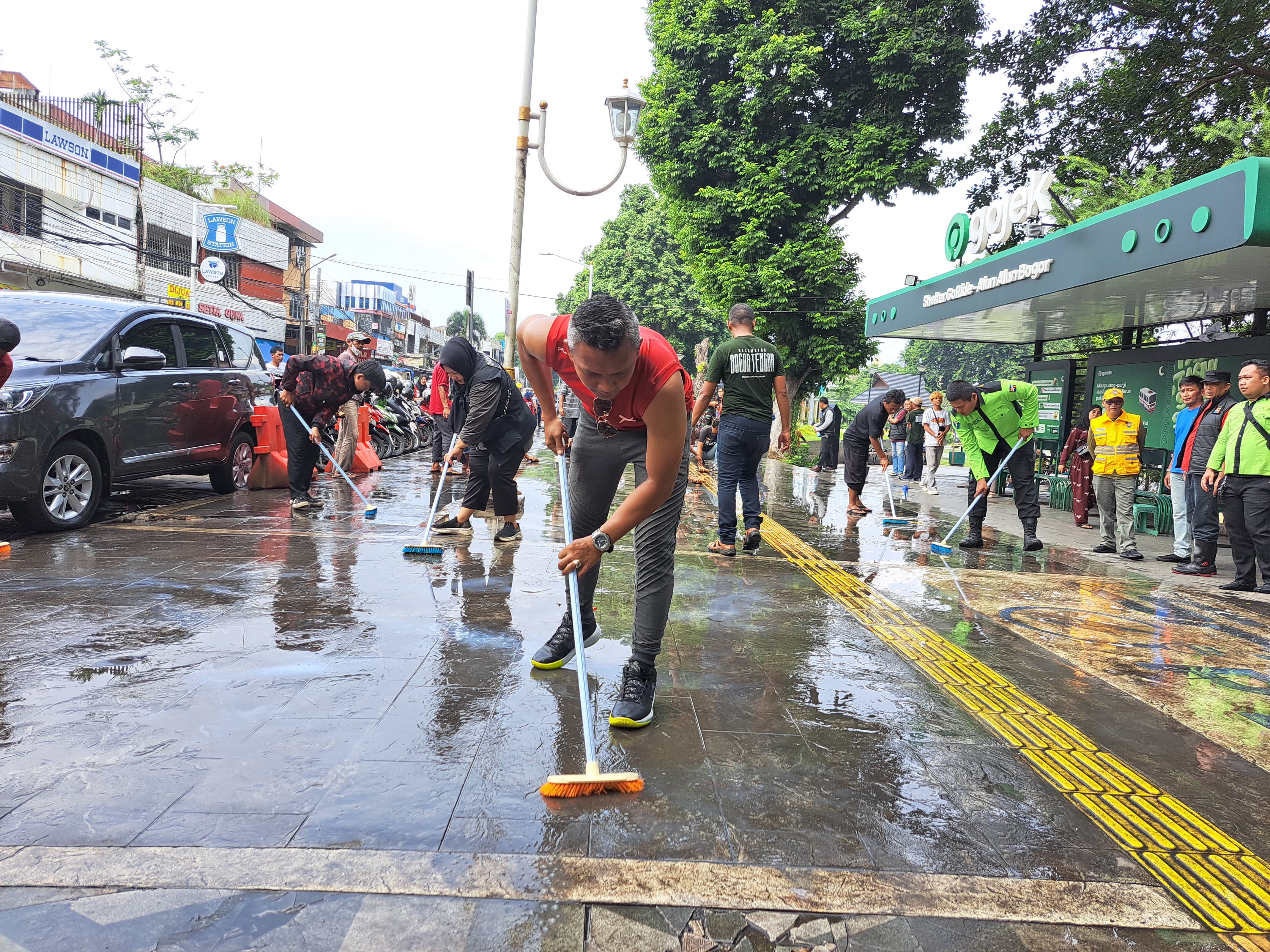 Alun-Alun Kota Bogor dibersihkan Pemkot Bogor dan peserta Padat Karya pada Jumat (18/4/2025).