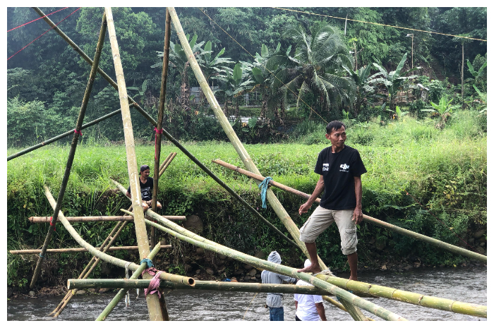 Warga Desa Petir, Kecamatan Dramaga, Kabupaten Bogor, membangun jembatan darurat dari bambu.