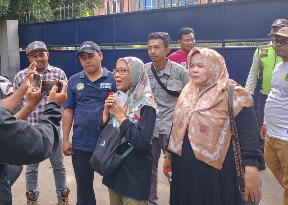 Petugas Pemcam beserta Pemdes Klapanunggal usai melakukan pengecekan ikan mati di Setu Rawa Jejed Klapanunggal.