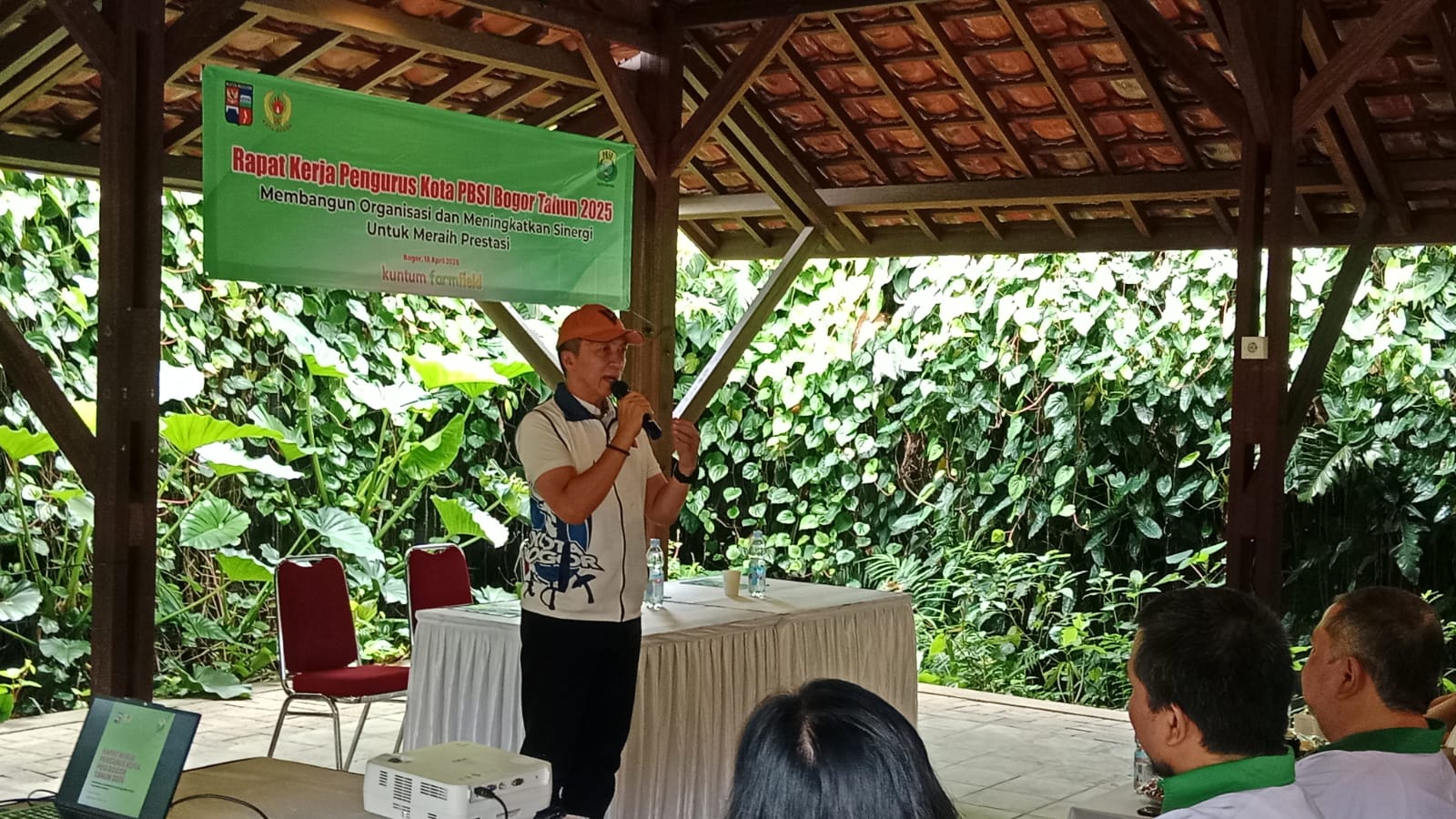 Wali Kota Bogor, Dedie A Rachim saat membuka rapat kerja pengurus PBS Kota Bogor.