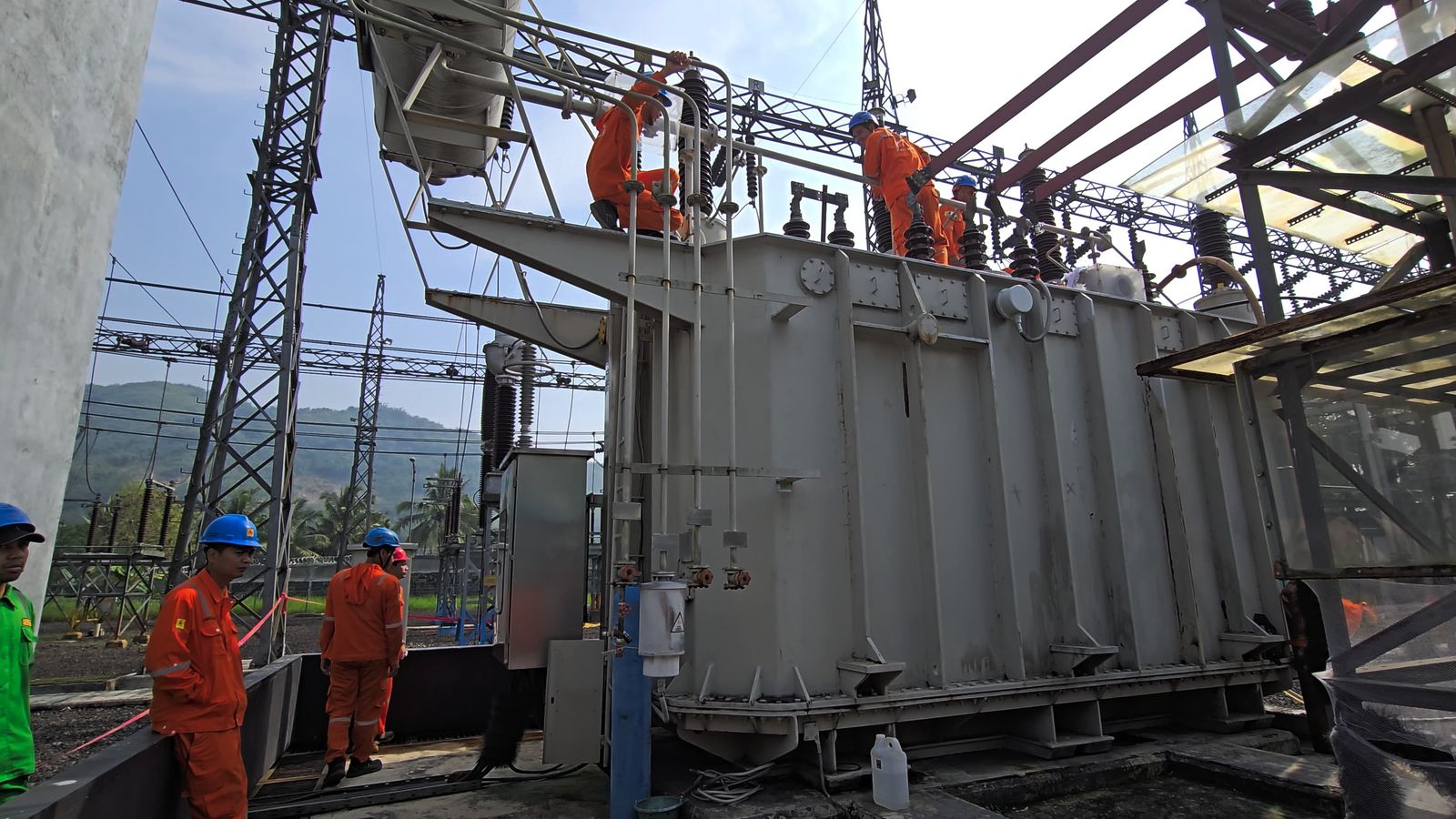 Petugas PLN UPT Bogor, saat melakukan pemeliharaan Trafo 1 Gardu Induk Lembursitu.