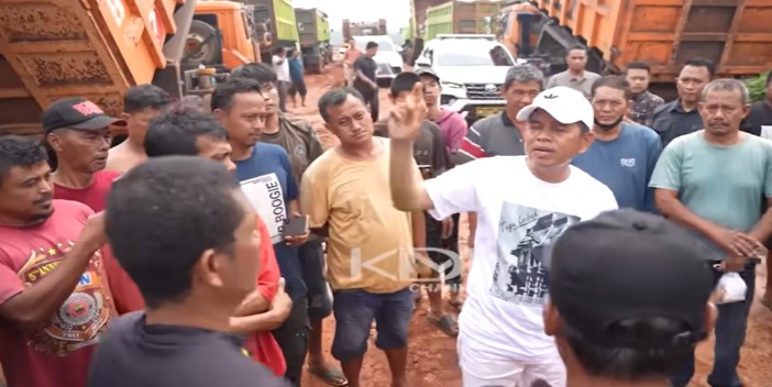 Gubernur Jawa Barat Dedi Mulyadi saat berdiskusi dengan supir truk tambang tanah galian di dekat Jalan Kalijati