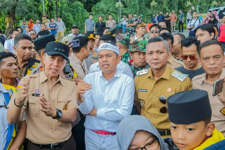 Gubernur Jabar Dedi Mulyadi bersama Wali Kota Bogor Dedie Rachim dan Wakilnya Jenal Mutaqin saat meninjau jalan di Batutulis.
