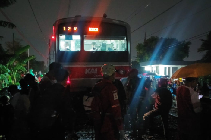 Kondisi kereta yang anjlok keluar jalur usai menabrak mobil.