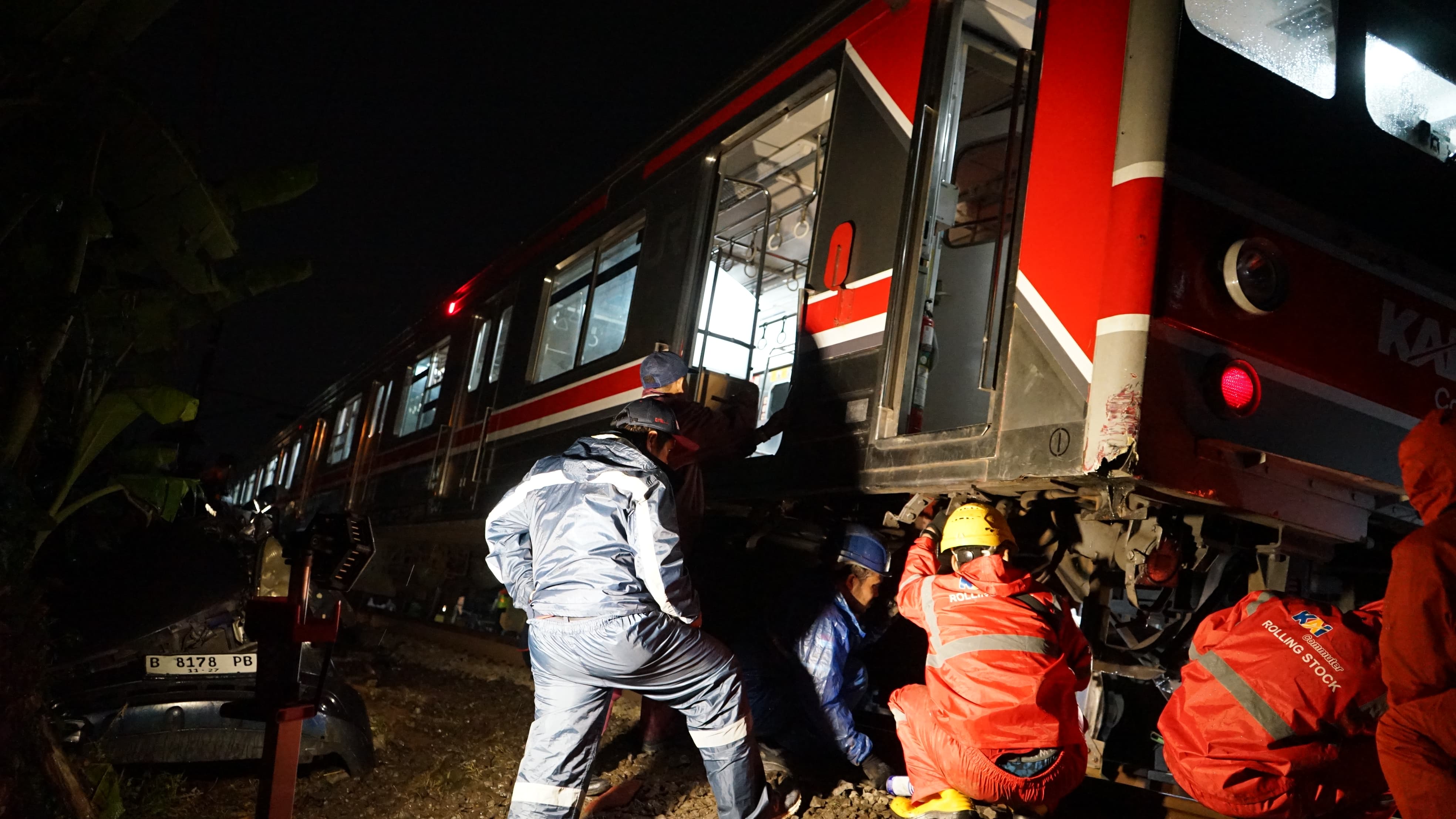 Proses evakuasi kereta KRL yang anjlok di Kedung Badak, Kebon Pedes, Kota Bogor, Sabtu (19/4/2025) malam.