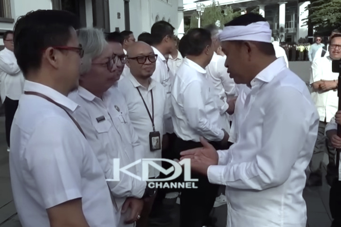 Gubernur Jawa Barat, Dedi Mulyadi menyapa para ASN.