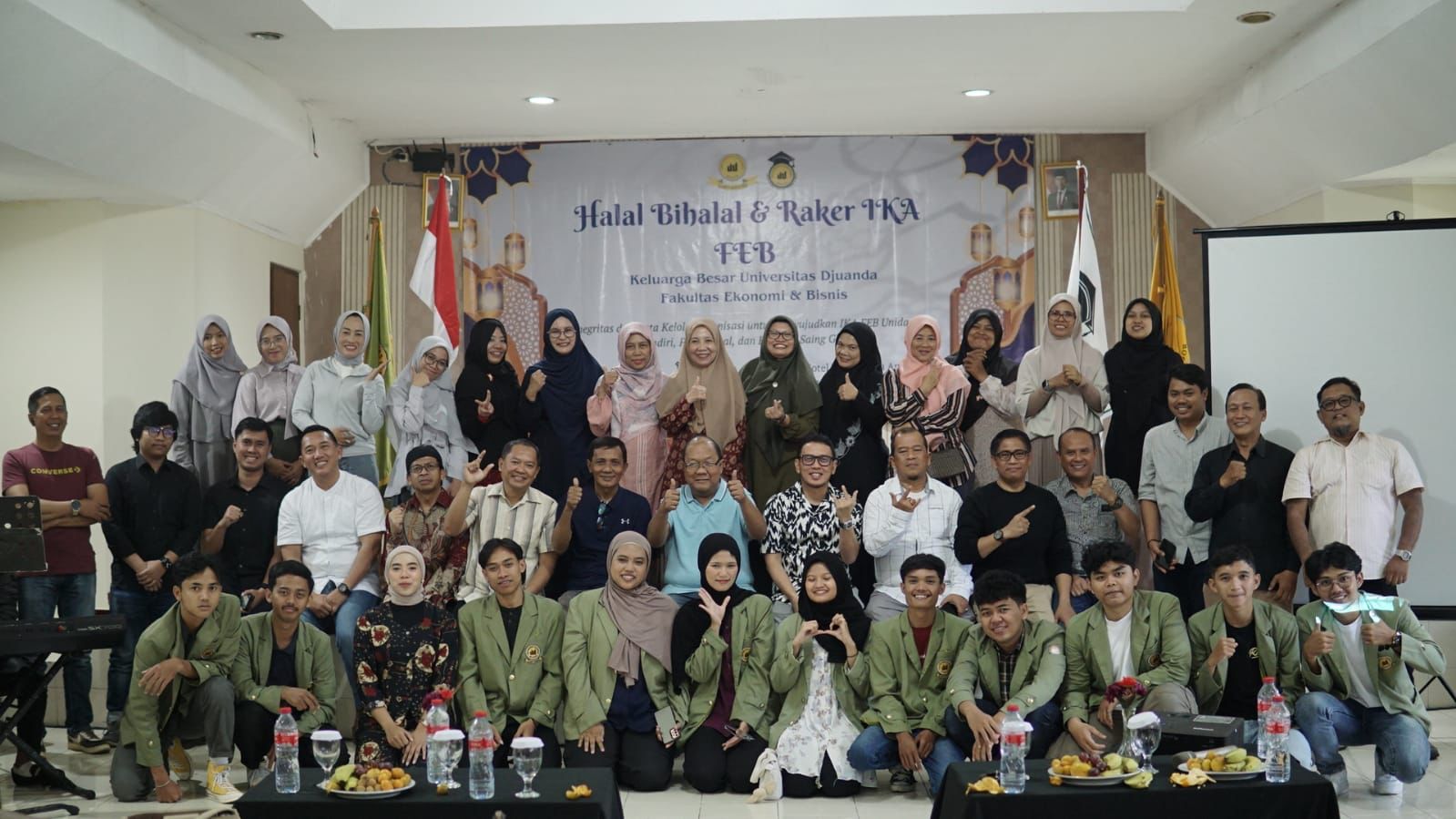 IKA FEB Unida saat menggelar halal bihalal.