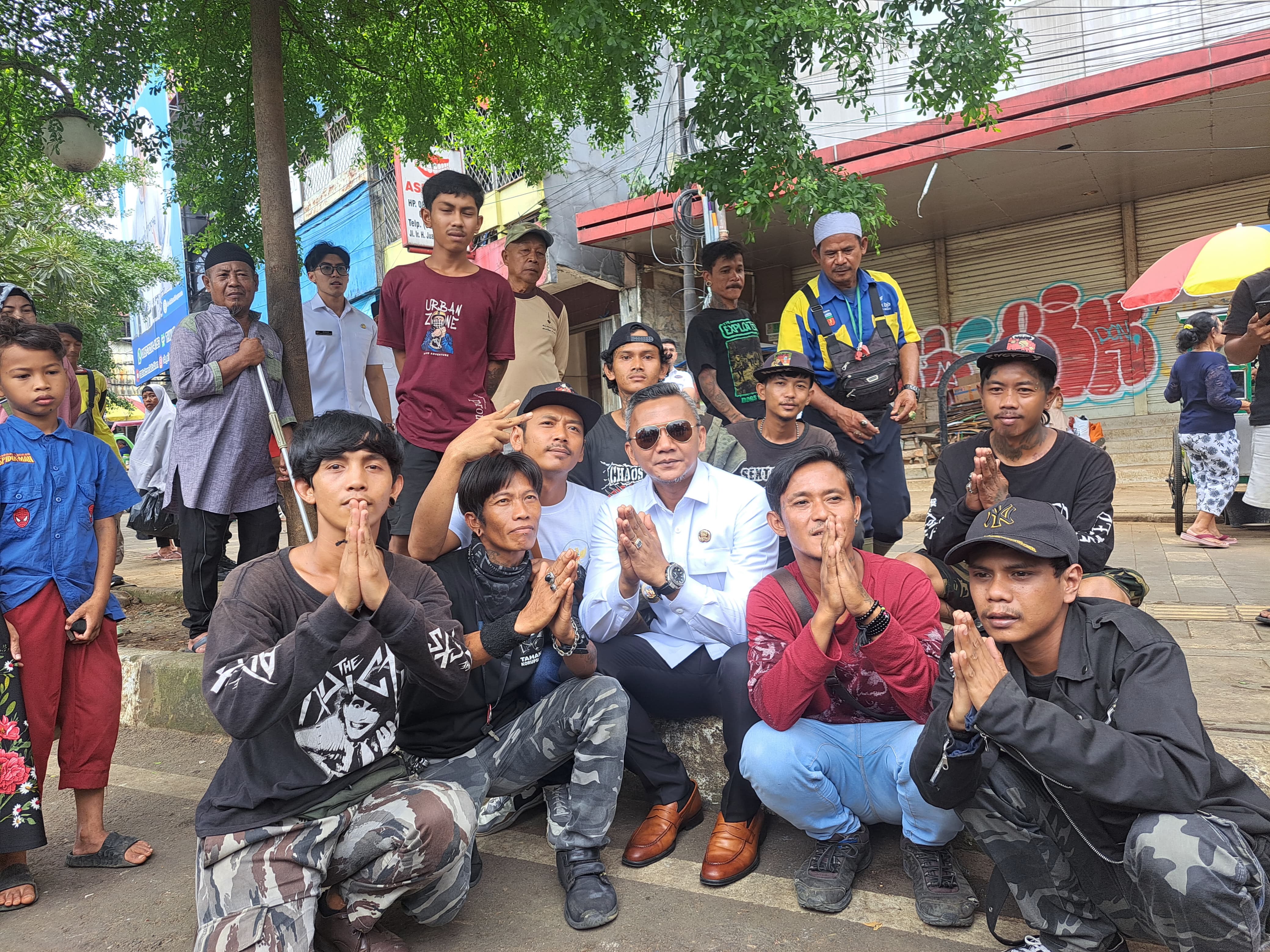 Wakil Wali Kota Bogor, Jenal Mutaqin saat bertemu dengan kelompok pengamen di Jalan Otista.