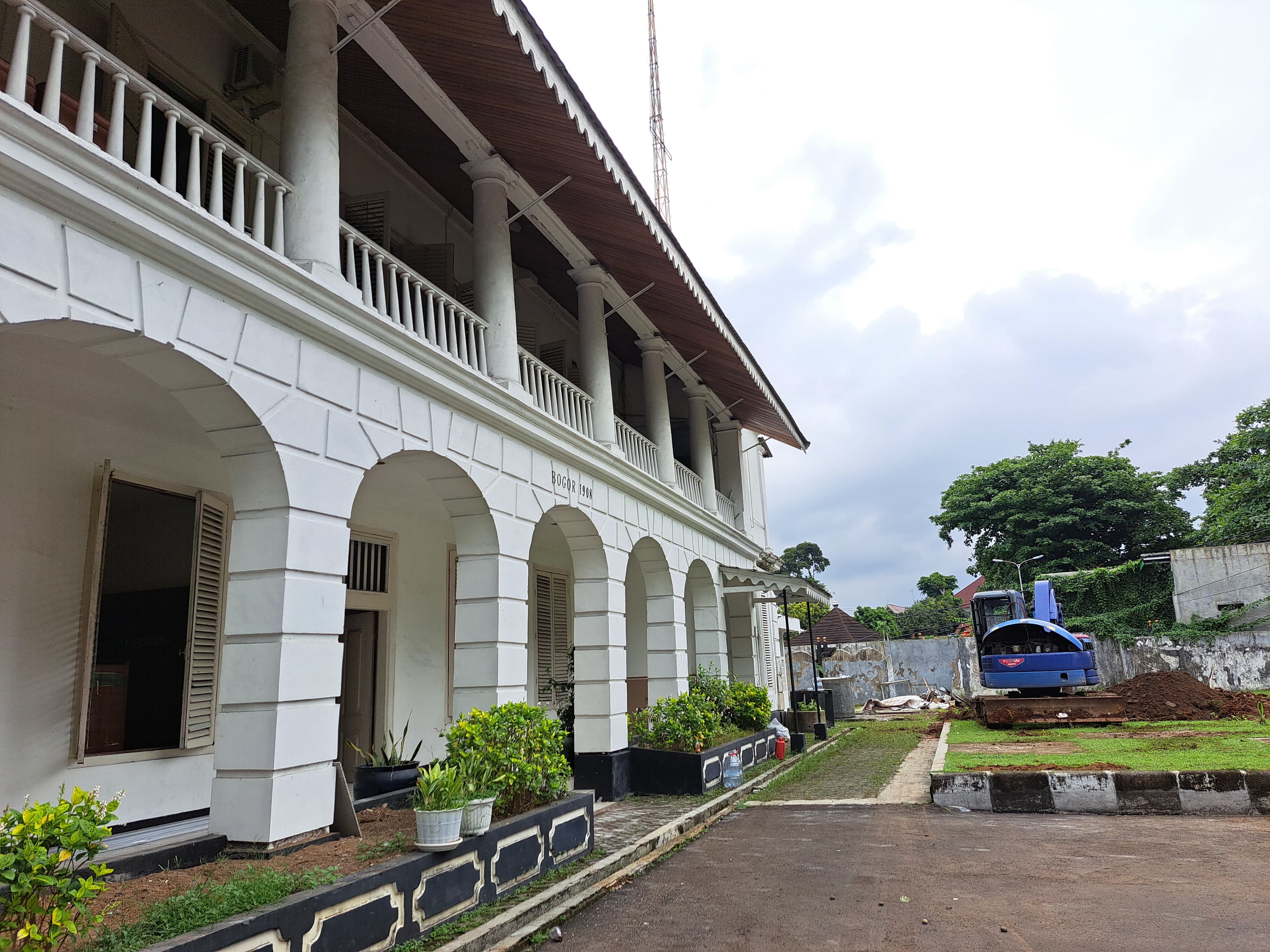 Sejumlah pekerja sedang membersihkan dan mempersiapkan Gedung Bakorwil Kota Bogor yang akan jadi kantor Gubernur Dedi Mulyadi pada Senin (21/4/2025).