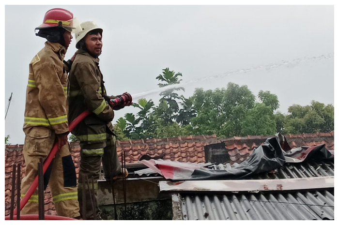 Proses pemadaman api yang membakar rumah warga di Kelurahan Mekarwangi, Kecamatan Bogor Selatan, Kota Bogor, Senin (21/4/2025). Foto Damkar Kota Bogor&nbsp;for&nbsp;Radar&nbsp;Bogor