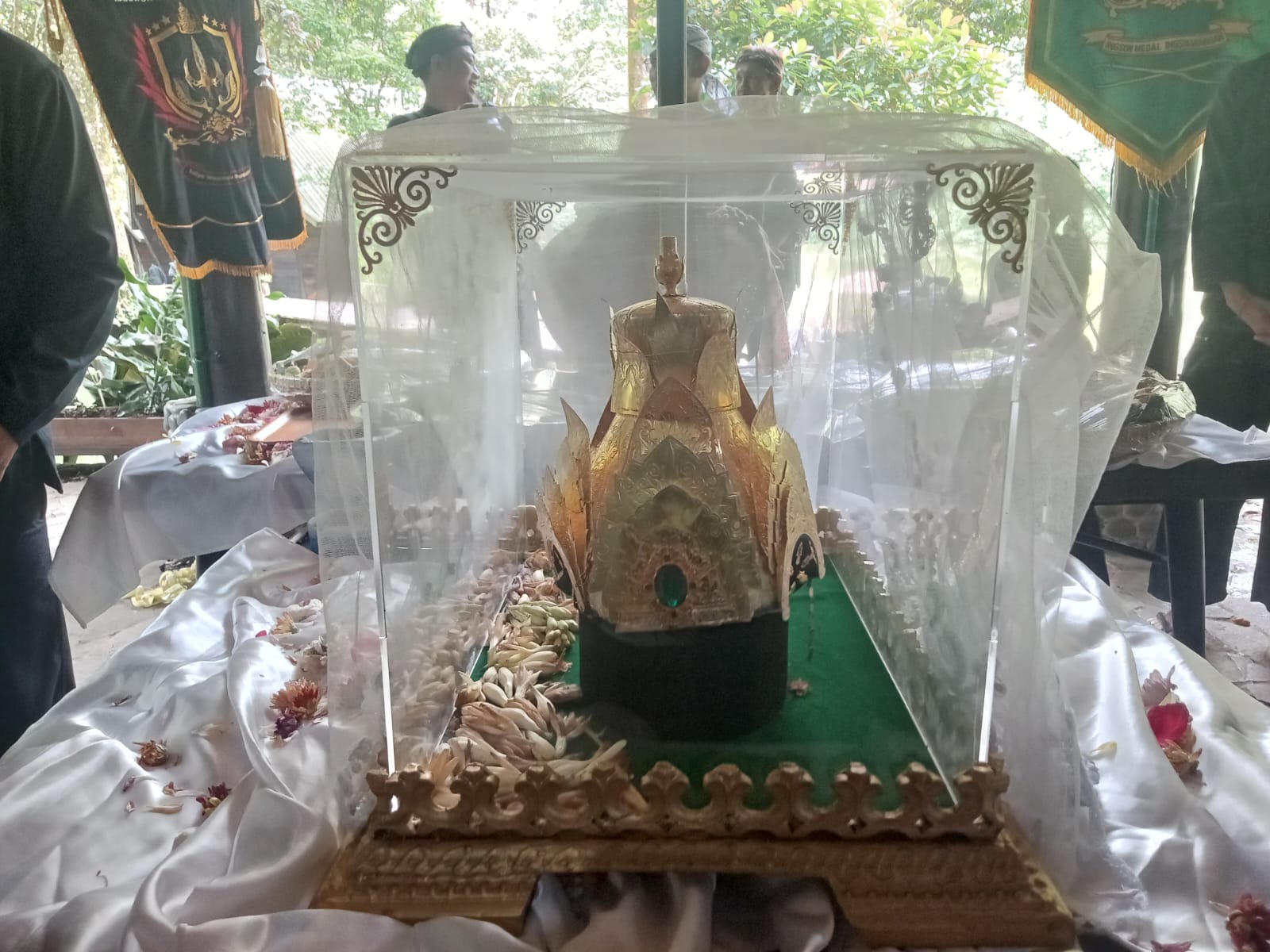 Telaga Warna, Desa Tugu Utara, Kecamatan Cisarua, menjadi lokasi pertama tempat singgahnya Kirab Mahkota Binokasih di Kabupaten Bogor pada Senin (21/4/2025).