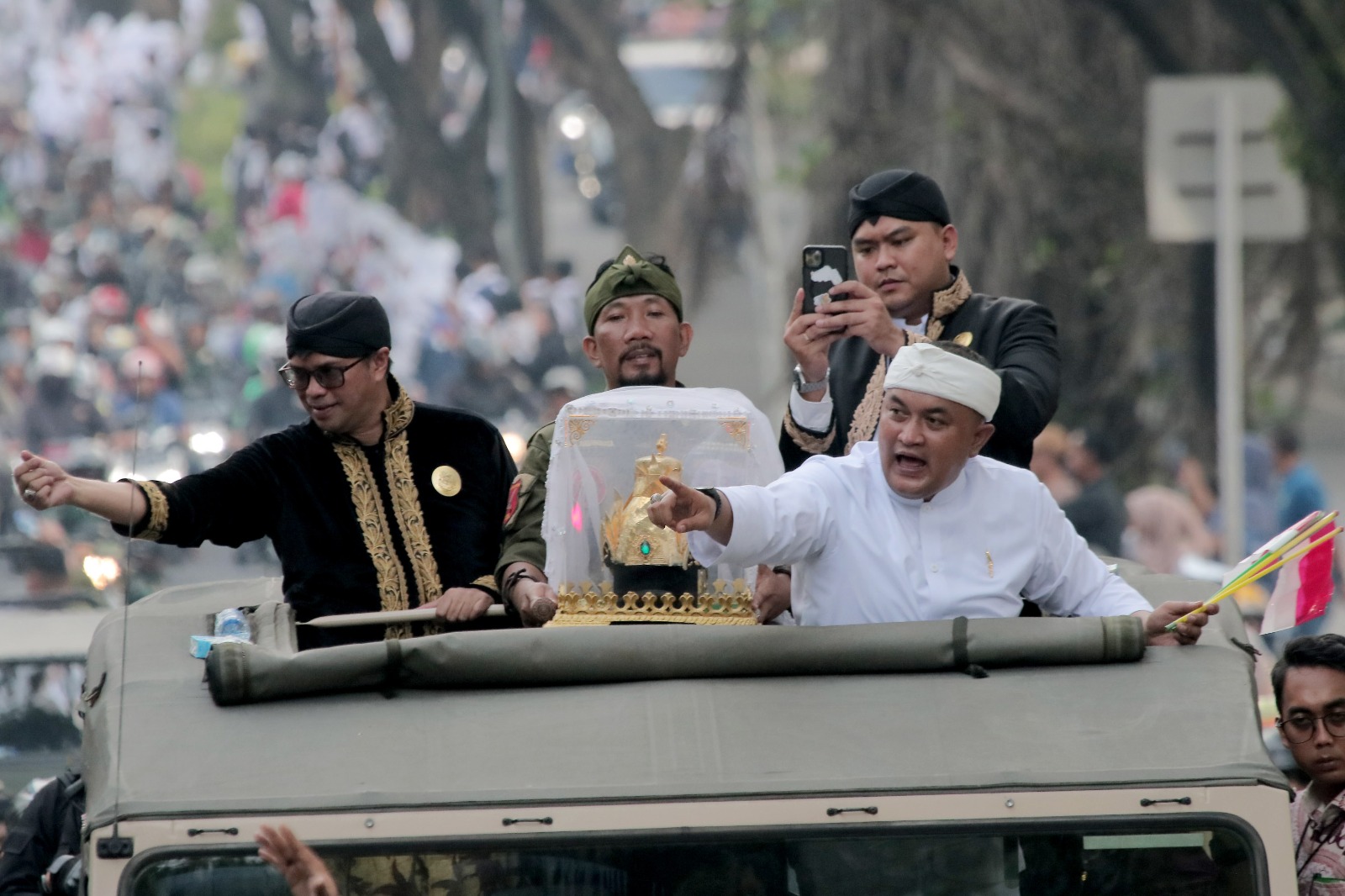 Bupati Bogor, Rudy Susmanto ikuti pawai Mahkota Binokasih di Jalan Tegar Beriman, Kecamatan Cibinong, Kabupaten Bogor, Senin (21/4/2025).