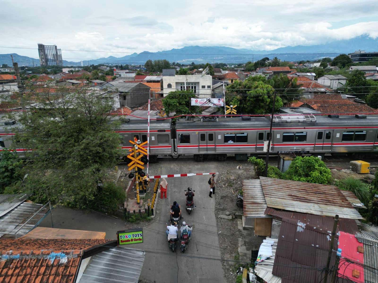 Pengendara harus ekstra hati-hati Ketika melintasi JPL 27 Teplan, Kecamatan Tanah Sareal, Kota Bogor.