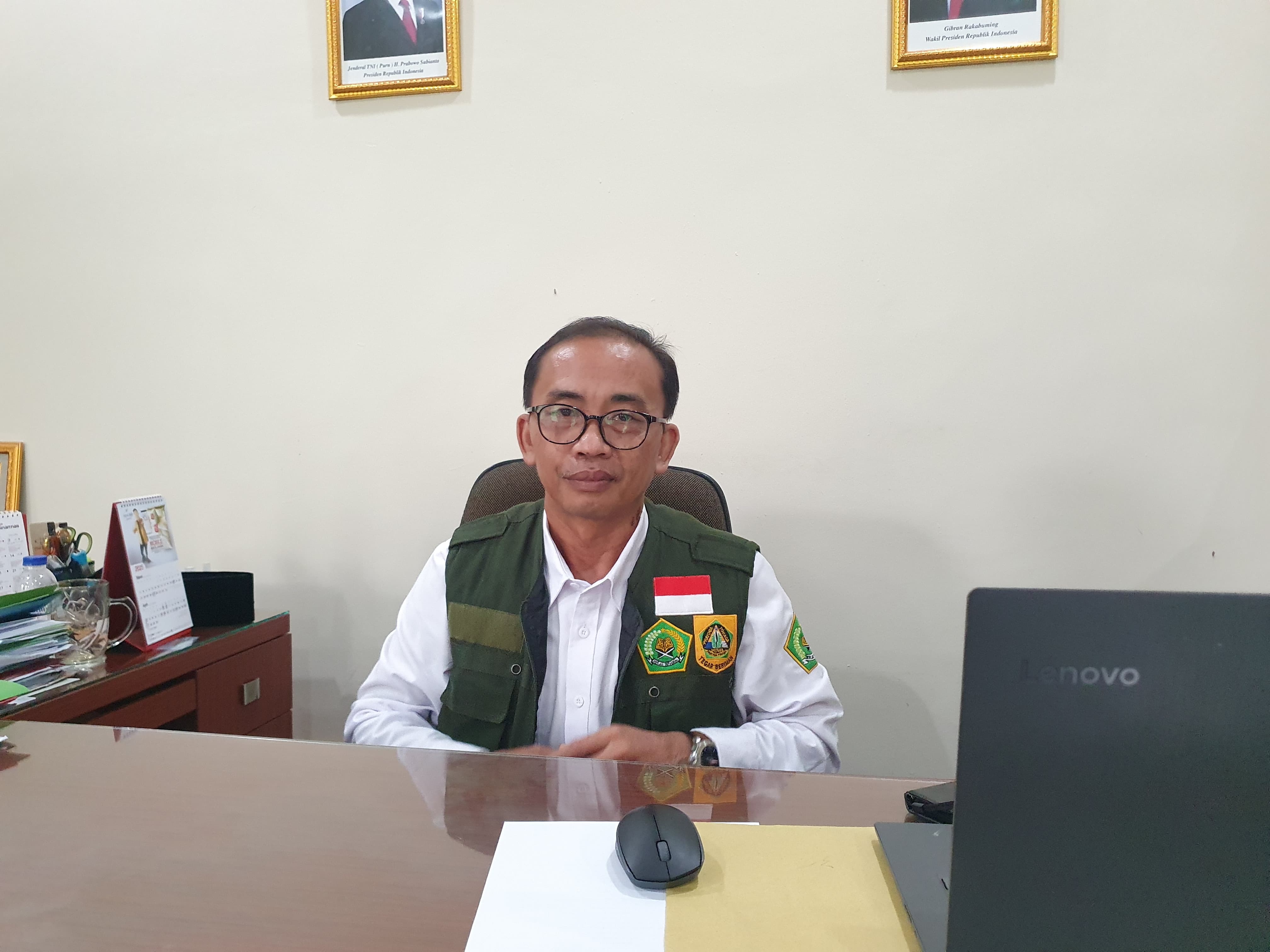 Kepala Seksi Haji Kemenag Kabupaten Bogor H Muslimin saat dimintai keterangan soal pemberangkatan jemaah haji.